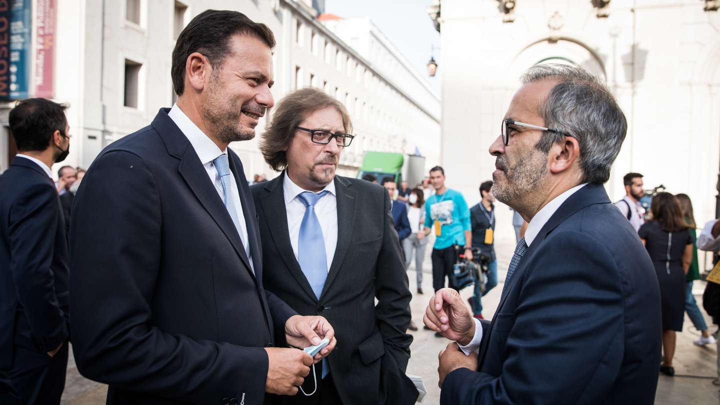 Tomada de posse do novo executivo da câmara municipal de Lisboa, liderado por Carlos Moedas, uma coligação entre os PSD e CDS. Na cerimónia estão presentes o presidente cessante Fernando Medina e Carlos Moedas, o novo presidente da câmara municipal de Lisboa. Cumprimento entre Luís Montenegro e Paulo Rangel. Lisboa, 18 de outubro de 2021. JOÃO PORFÍRIO/OBSERVADOR