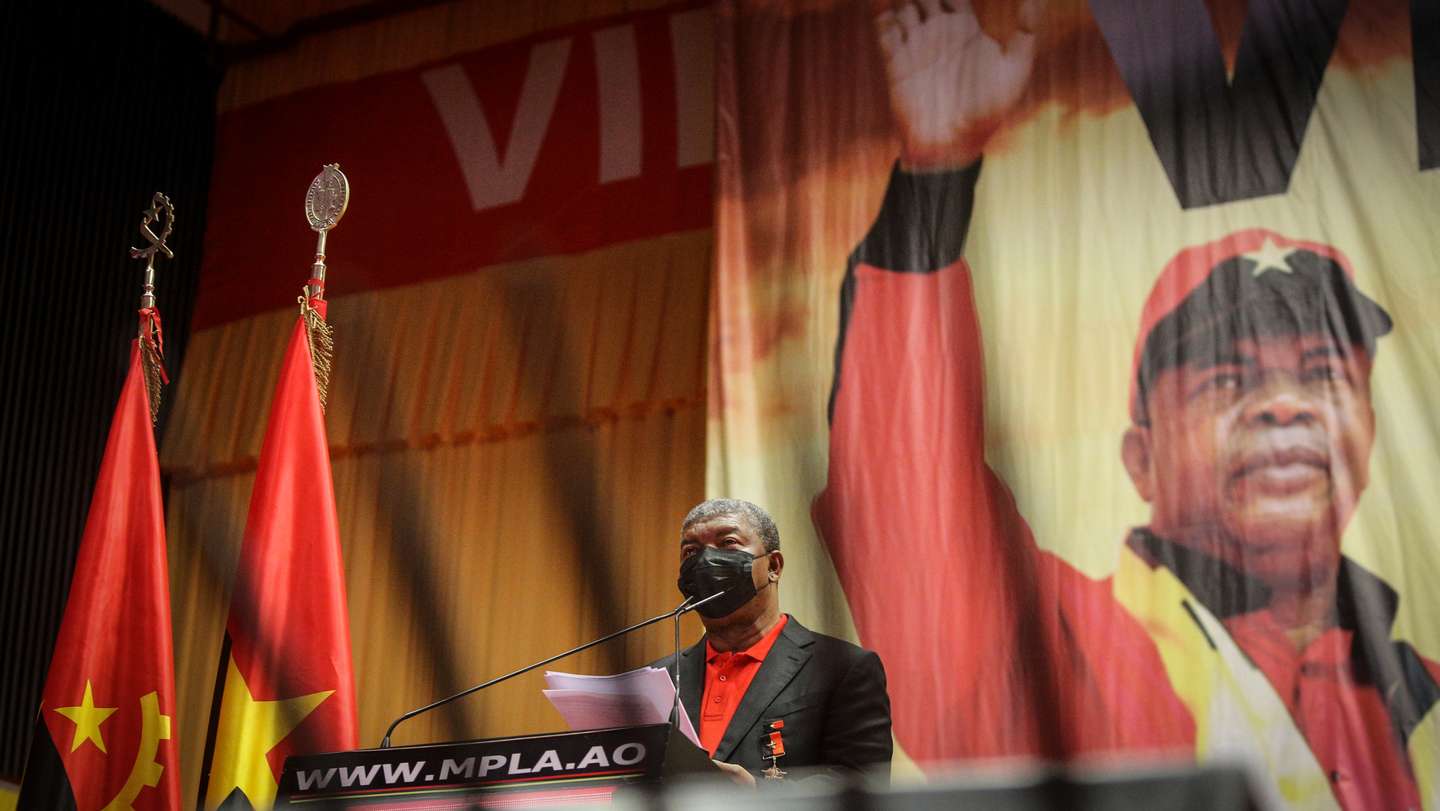 O Presidente e líder do MPLA, João Lourenço, discursa na cerimónia de abertura do VIII congresso ordinário do Movimento Popular de Libertação de Angola (MPLA), marcada pela homenagem a várias figuras históricas do partido que governa o país desde 1975 e músicos com intervenção política na luta de libertação, e pela ausência do seu presidente emérito, José Eduardo dos Santos, figura que em nenhum momento da sessão foi mencionada, Luanda, Angola, 9 de dezembro de 2021. AMPE ROGÉRIO/LUSA