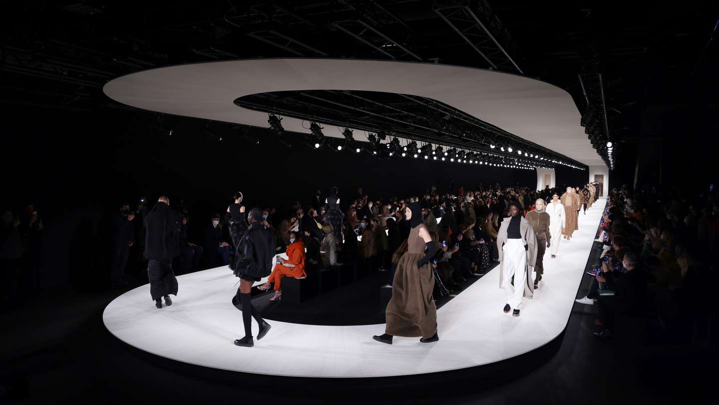 Max Mara - Runway - Milan Fashion Week Fall/Winter 2022/2023