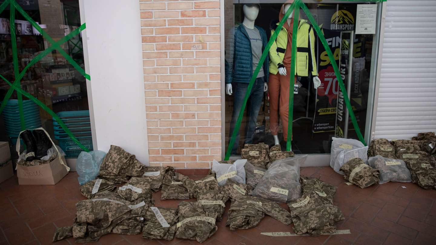 Reportagem no local onde estão a ser armazenados os bens essenciais para as tropas ucranianas como alimentação e vestuário. O local abastece todos os militares que estão a tentar defender a zona de Kiev. A Rússia, a mando do seu presidente, Vladimir Putin, invadiu a Ucrânia no passado dia 24 de fevereiro de 2022. Kiev, Ucrânia, 15 de março de 2022. JOÃO PORFÍRIO/OBSERVADOR