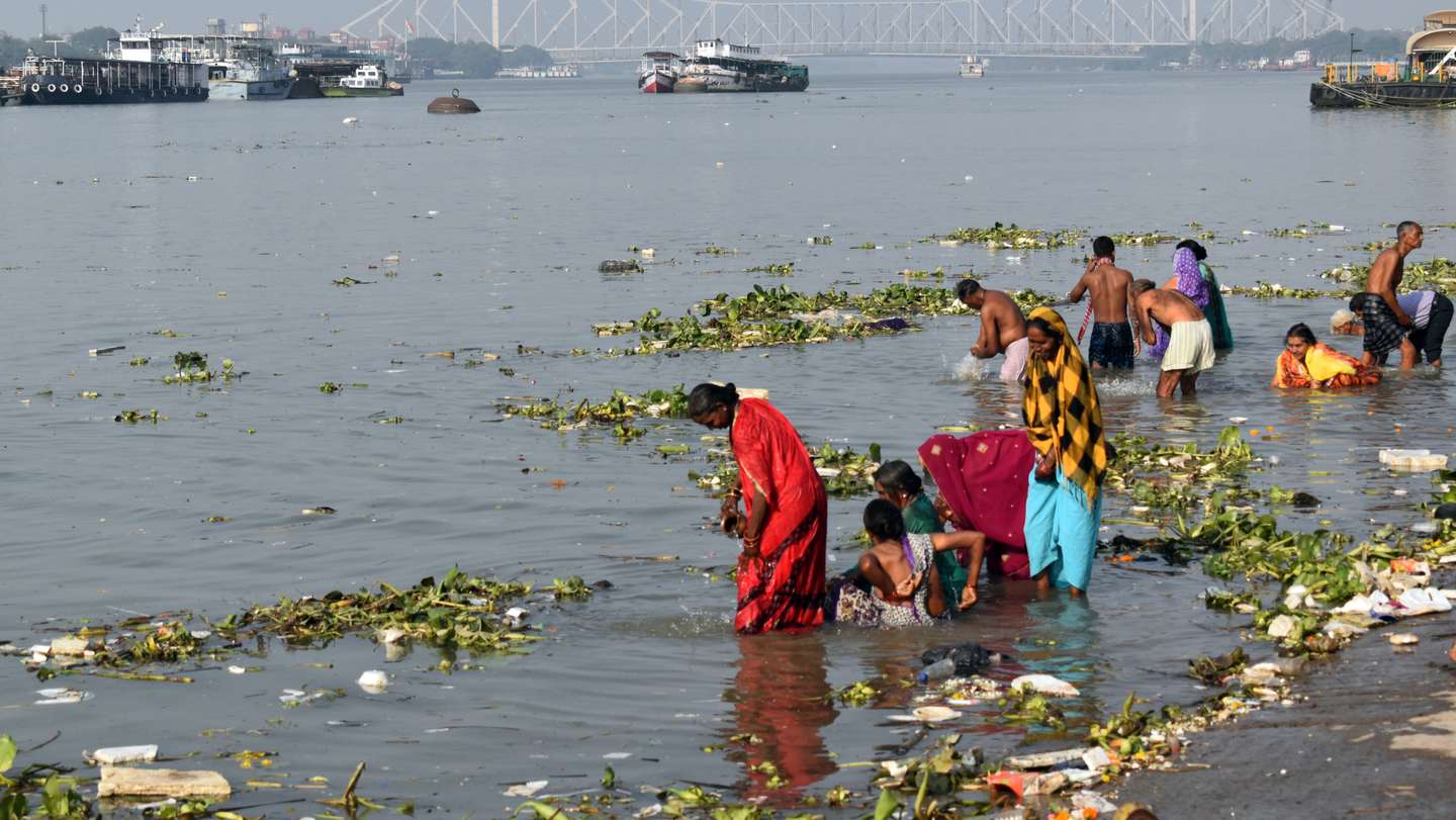 People are bathing in the polluted water of Ganaga at