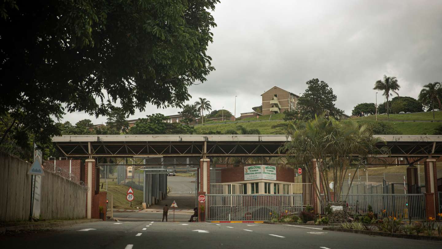 Reportagem sobre o bairro onde João Rendeiro viveu nos últimos dias antes de ser detido pelas autoridades sul-africanas. O ex-banqueiro João Rendeiro foi preso no dia 11 de dezembro, num hotel em Durban, na província sul-africana do KwaZulu-Natal, numa operação que resultou da cooperação entre as polícias portuguesa, angolana e sul-africana. Prisão de Westville onde João Rendeiro está detido. Uma das prisões mais perigosas de toda a África do Sul. Durban, África do Sul, 19 de dezembro de 2021. JOÃO PORFÍRIO/OBSERVADOR