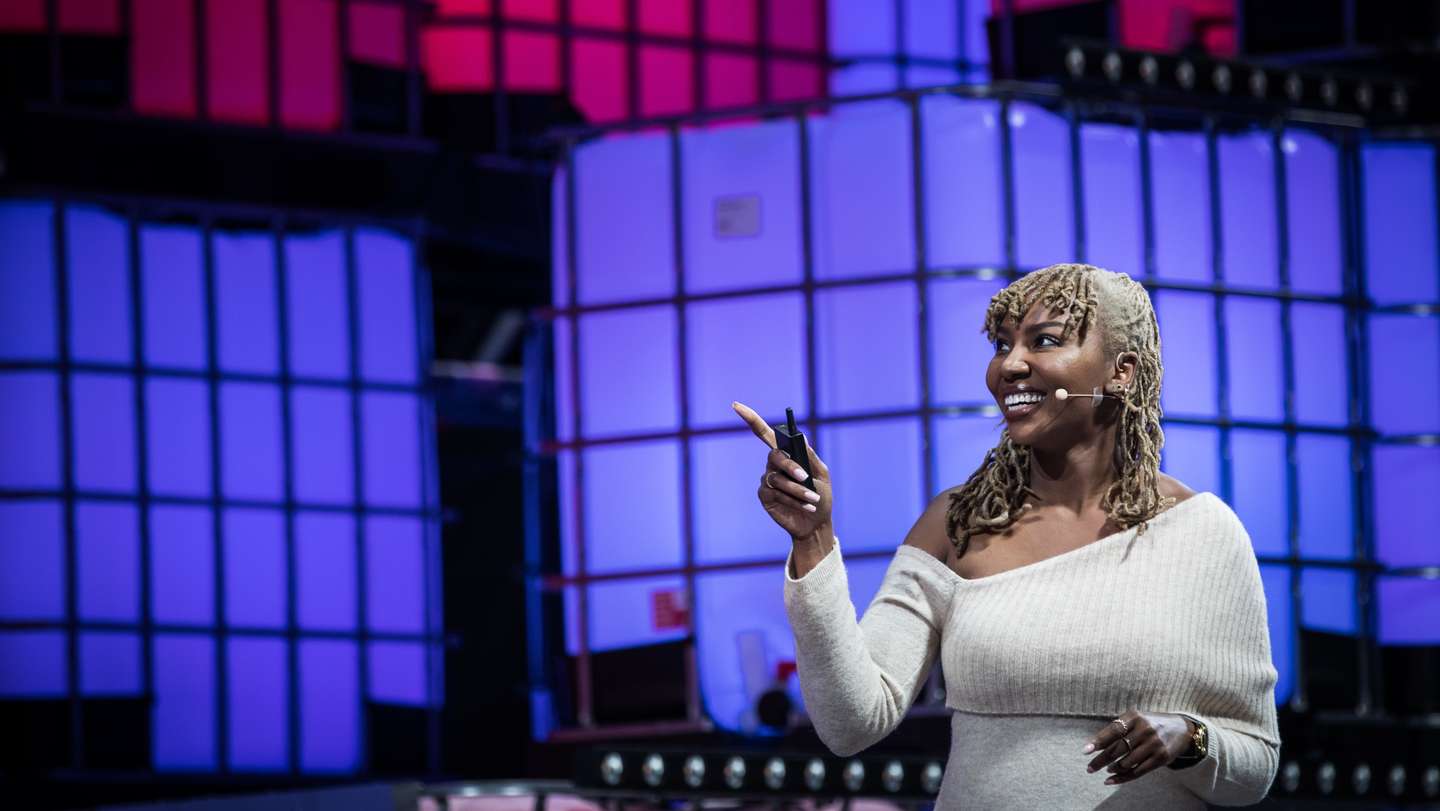 Web Summit: Primeiro dia da Web Summit, no MEO Arena, em Lisboa. Intervenção de Ayọ (fka Opal) Tometi, Co-founder do movimento Black Lives Matter, no Center Stage. Lisboa, 1 de novembro de 2021. JOÃO PORFÍRIO/OBSERVADOR