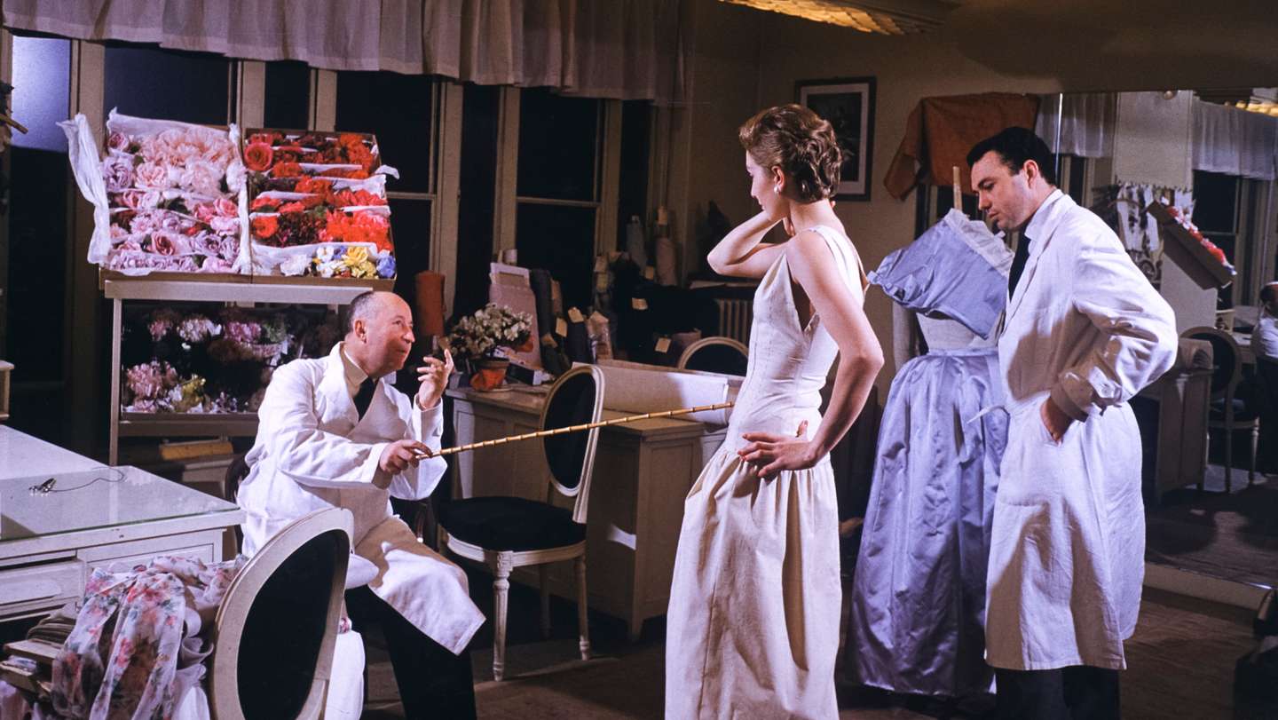 Christian Dior dans son atelier de couture à Paris