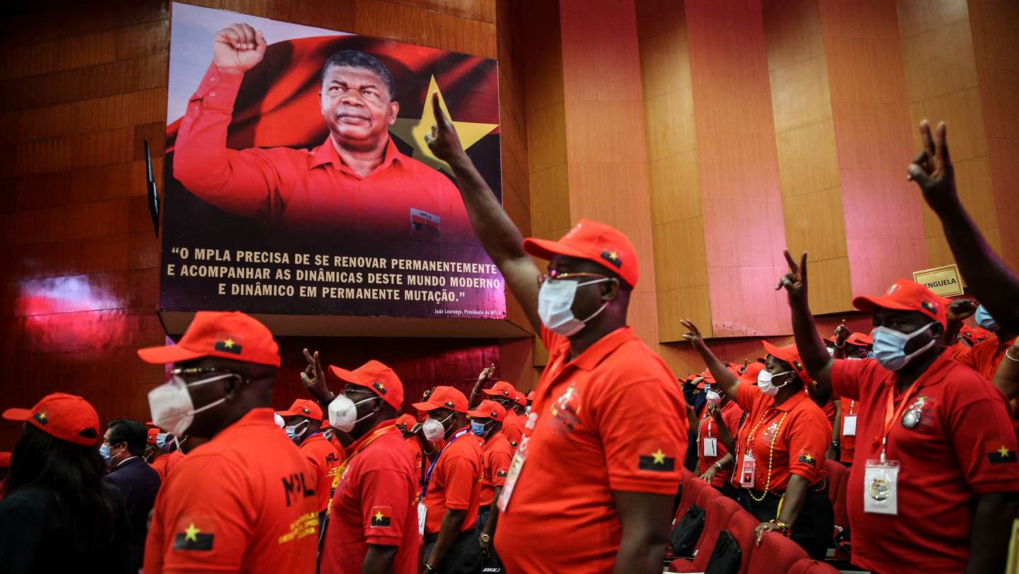 Cerimónia de abertura do VIII congresso ordinário do Movimento Popular de Libertação de Angola (MPLA), marcada pela homenagem a várias figuras históricas do partido que governa o país desde 1975 e músicos com intervenção política na luta de libertação, e pela ausência do seu presidente emérito, José Eduardo dos Santos, figura que em nenhum momento da sessão foi mencionada, Luanda, Angola, 9 de dezembro de 2021. AMPE ROGÉRIO/LUSA
