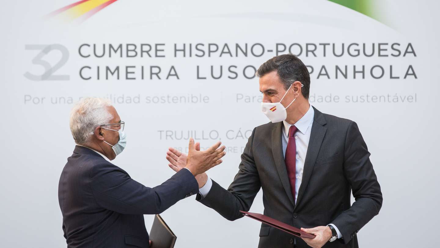 32ª Cimeira Luso-Espanhola. A Cimeira de Trujillo permitirá aprofundar as discussões mantidas com o governo de Espanha sobre a interligação entre dois processos importantes: a implementação da Estratégia Comum de Desenvolvimento Transfronteiriço e a execução dos Planos de Recuperação e Resiliência. Terá também como um dos seus pontos altos a celebração do novo Tratado de Amizade e Cooperação, a assinar pelo Primeiro-Ministro português António Costa e pelo Presidente do Governo espanhol Pedro Sanchez. Trujillo, Espanha, 28 de outubro de 2021. JOÃO PORFÍRIO/OBSERVADOR