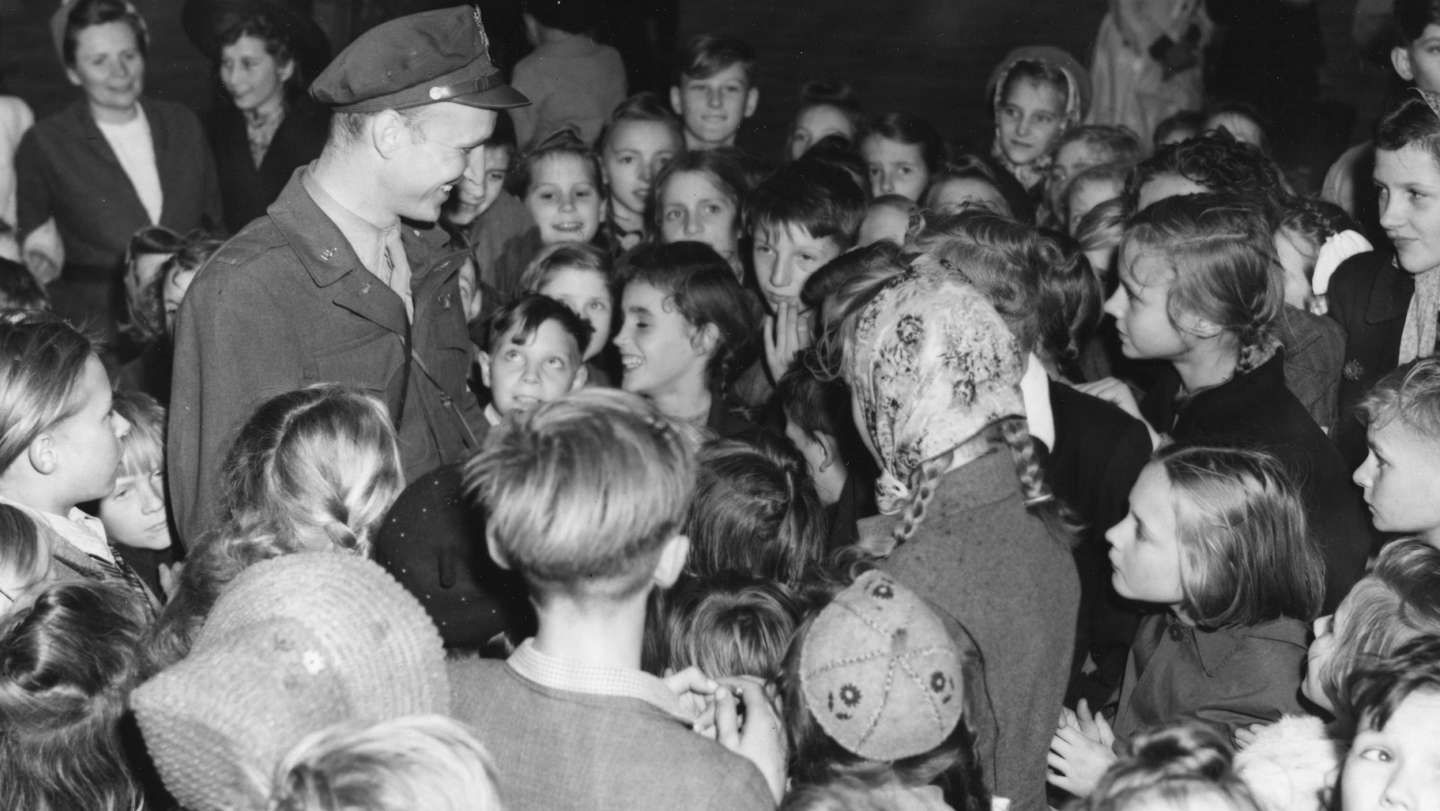 Berlin Airlift - Halvorsen With Kids