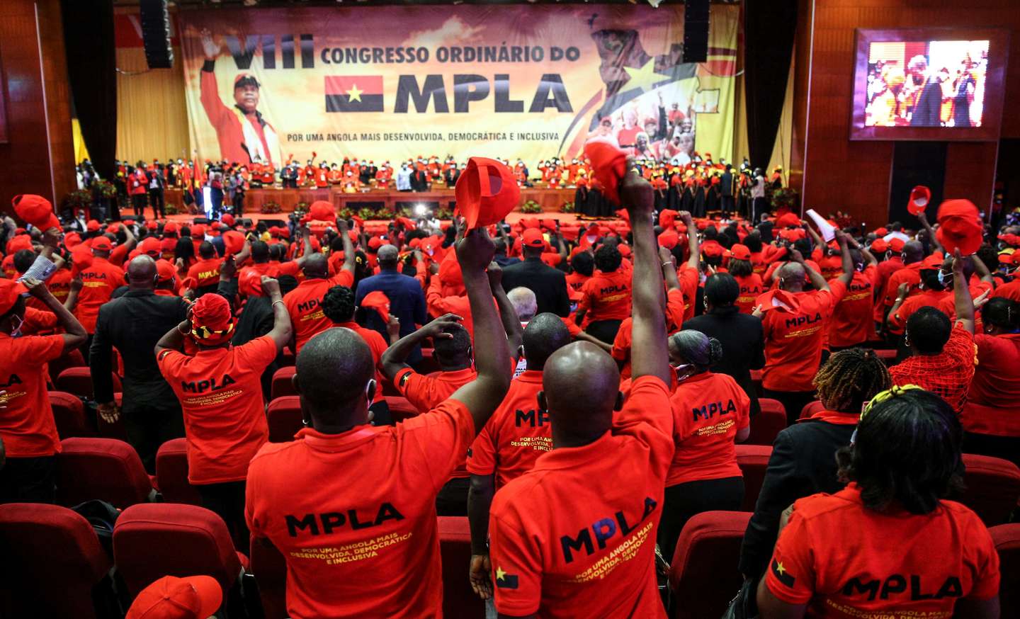 Cerimónia de abertura do VIII congresso ordinário do Movimento Popular de Libertação de Angola (MPLA), marcada pela homenagem a várias figuras históricas do partido que governa o país desde 1975 e músicos com intervenção política na luta de libertação, e pela ausência do seu presidente emérito, José Eduardo dos Santos, figura que em nenhum momento da sessão foi mencionada, Luanda, Angola, 9 de dezembro de 2021. AMPE ROGÉRIO/LUSA