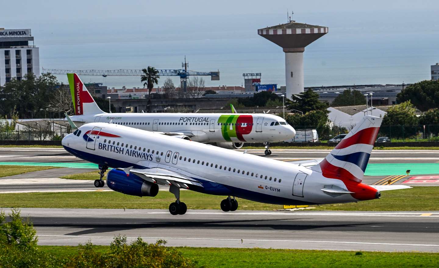 Aeroporto Humberto Delgado sobrelotado