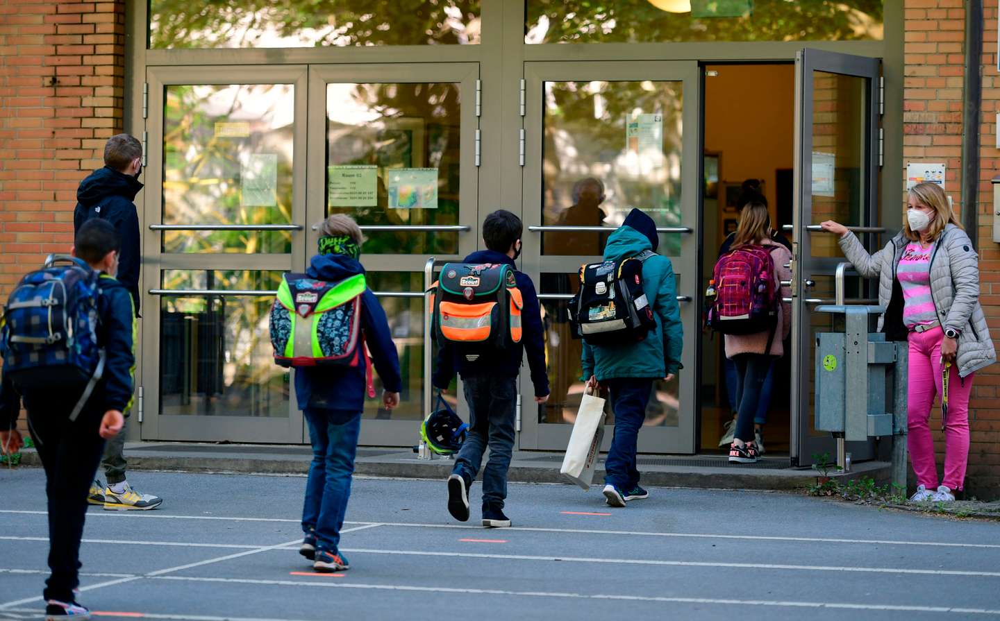 TOPSHOT-GERMANY-HEALTH-VIRUS-SCHOOL