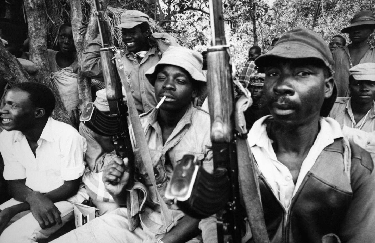 Fraternisation entre les guerilleros du Frelimo et l'armée portugaise