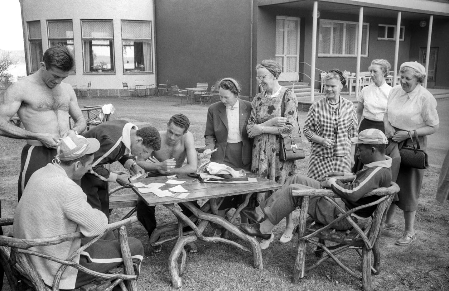 Pelé, Hilderaldo Bellini, Gilmar, Garrincha and Nilton Santos signing autographs