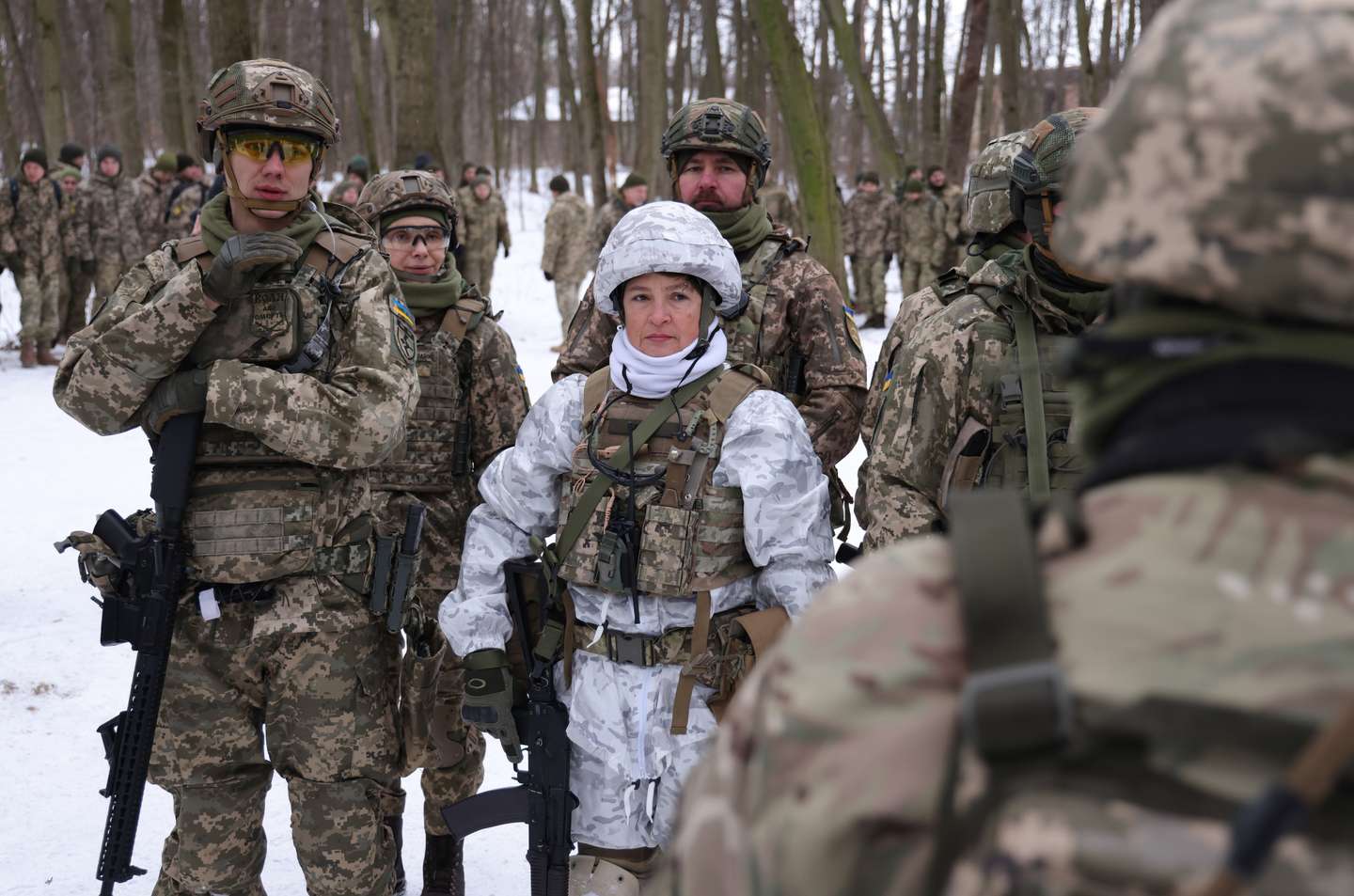 Civis ucranianos realizam treinos militares voluntários nos arredores de Kiev, na preparação de um corpo paramilitar que irá apoiar o exército ucraniano em caso de invasão por parte da Rússia