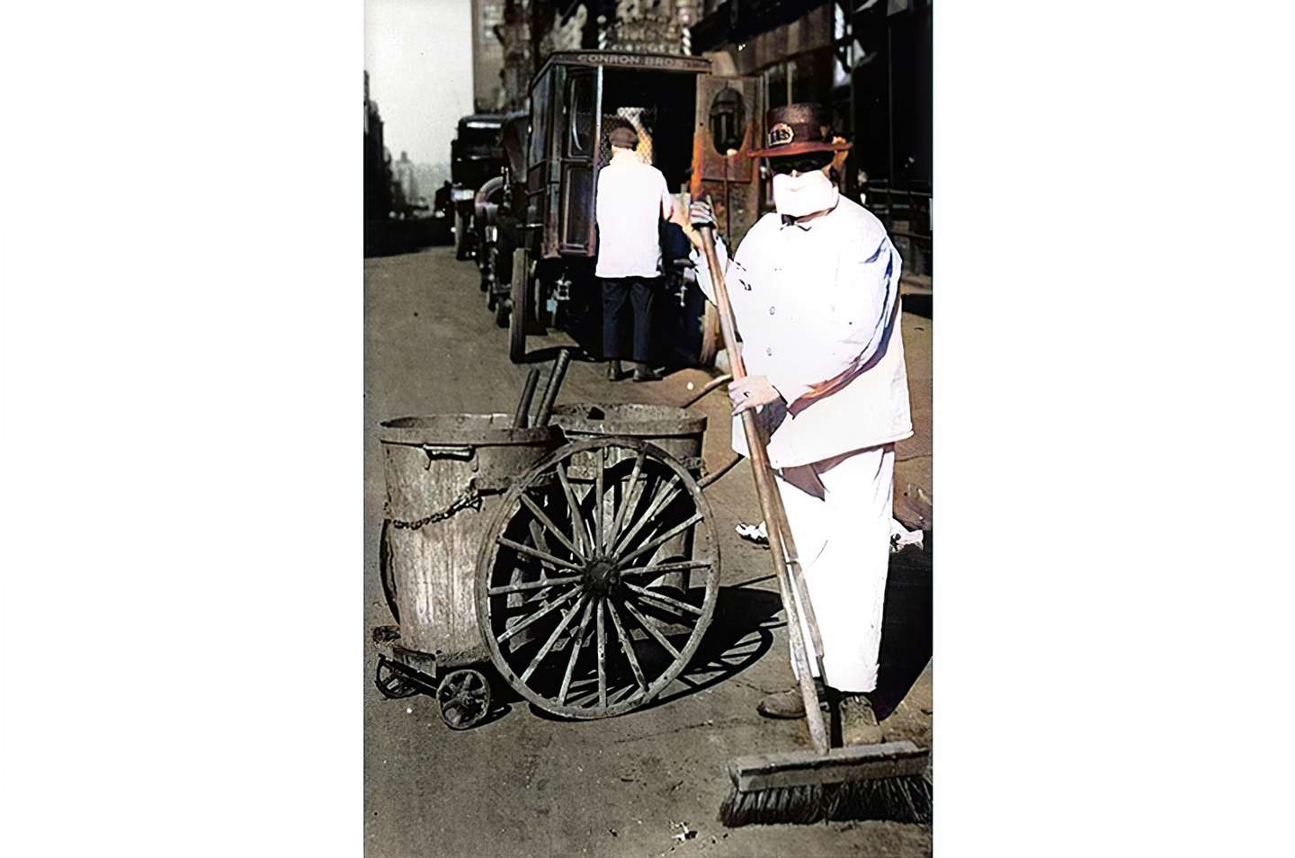 Durante a Gripe Espanhola, em 1918, foram adotadas medidas sanitárias semelhantes às de hoje, como o uso de máscara e a realização de atividades ao ar livre