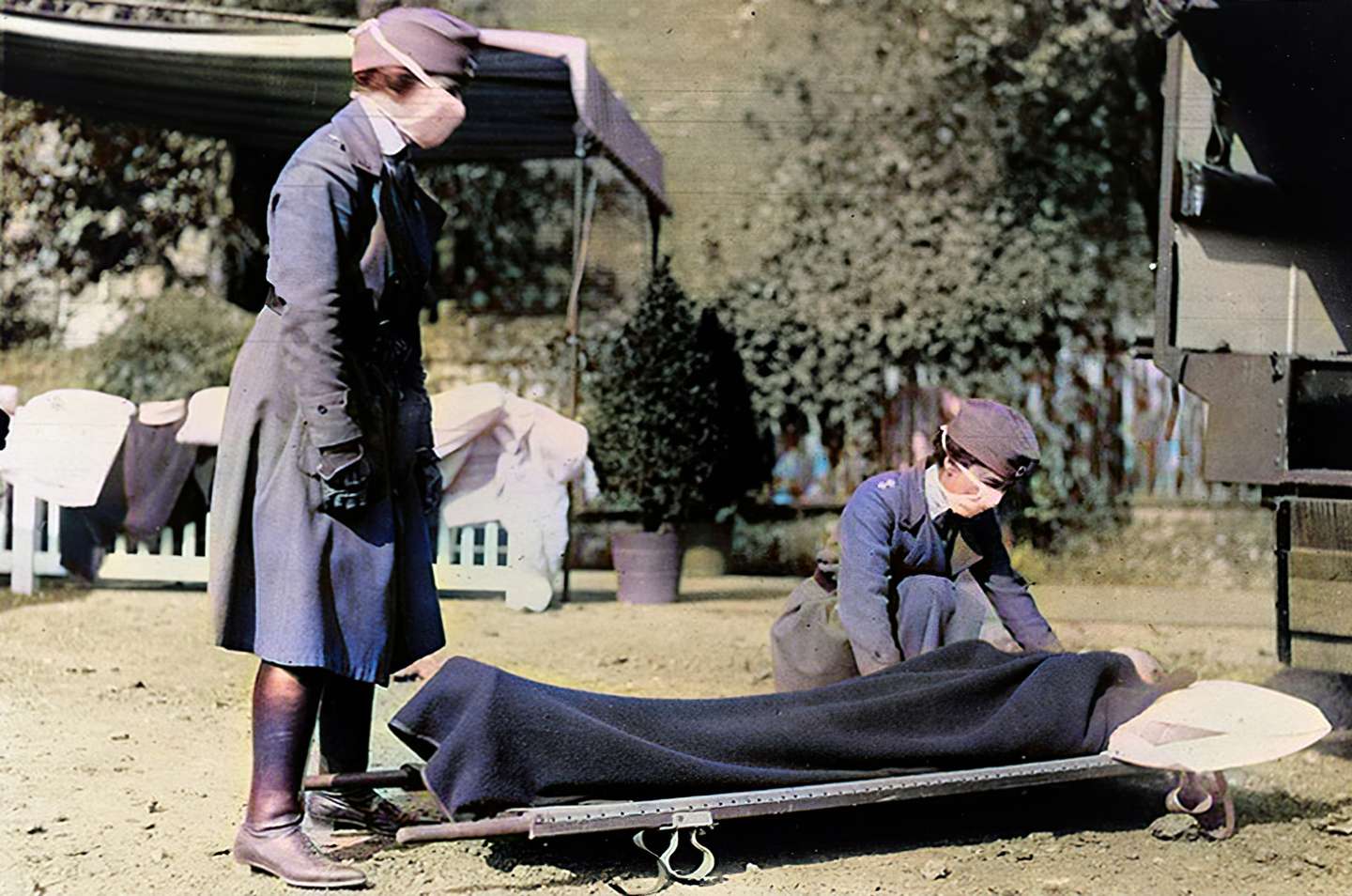 Durante a Gripe Espanhola, em 1918, foram adotadas medidas sanitárias semelhantes às de hoje, como o uso de máscara e a realização de atividades ao ar livre