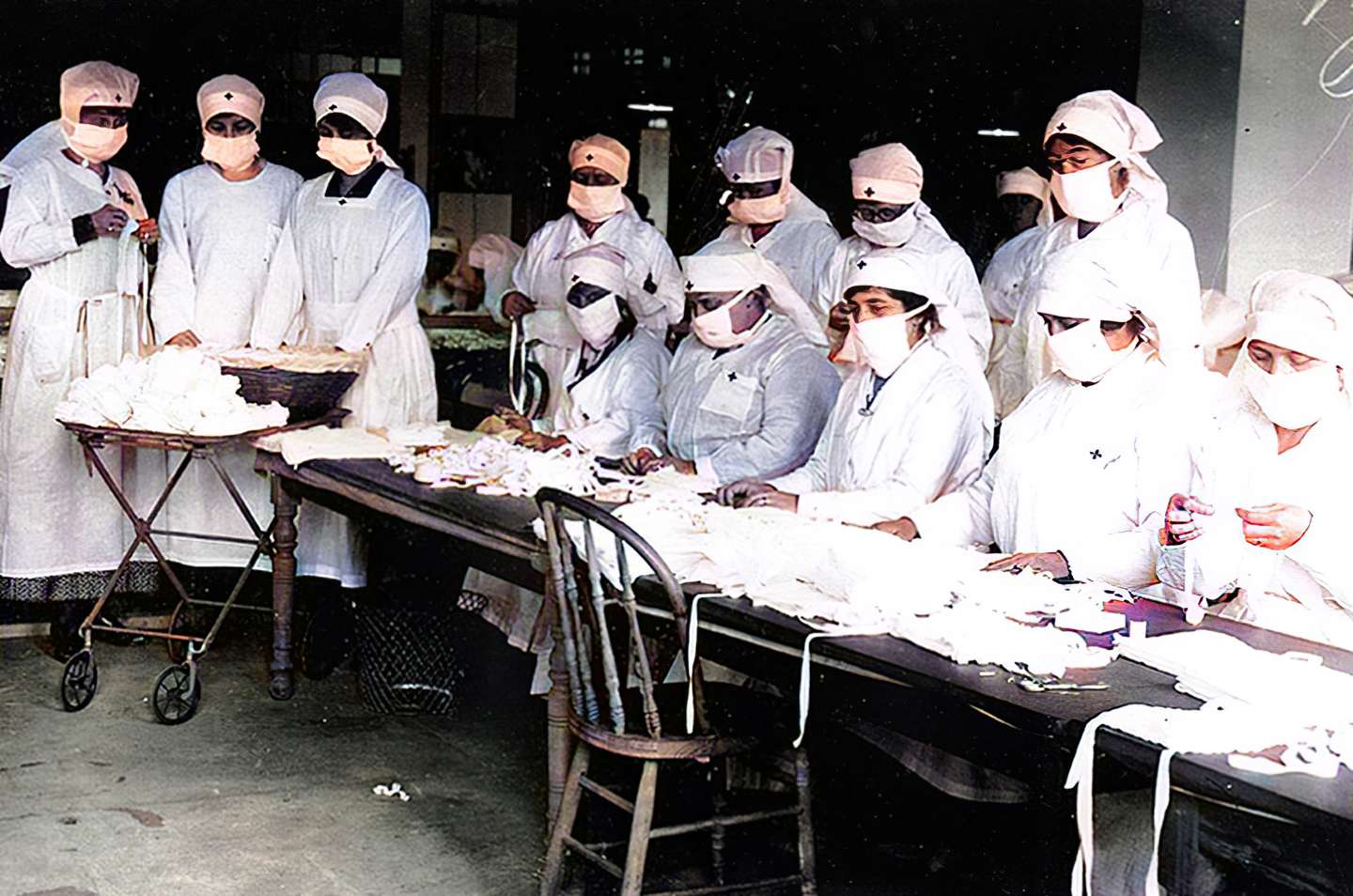 Durante a Gripe Espanhola, em 1918, foram adotadas medidas sanitárias semelhantes às de hoje, como o uso de máscara e a realização de atividades ao ar livre