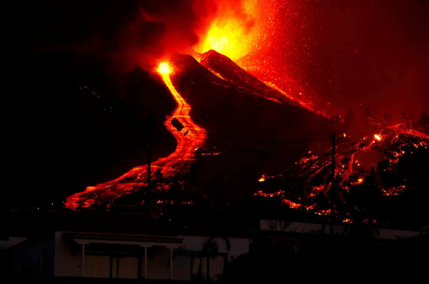 No domingo, dia 7 de abril, foi registado um aumento no fluxo de lava