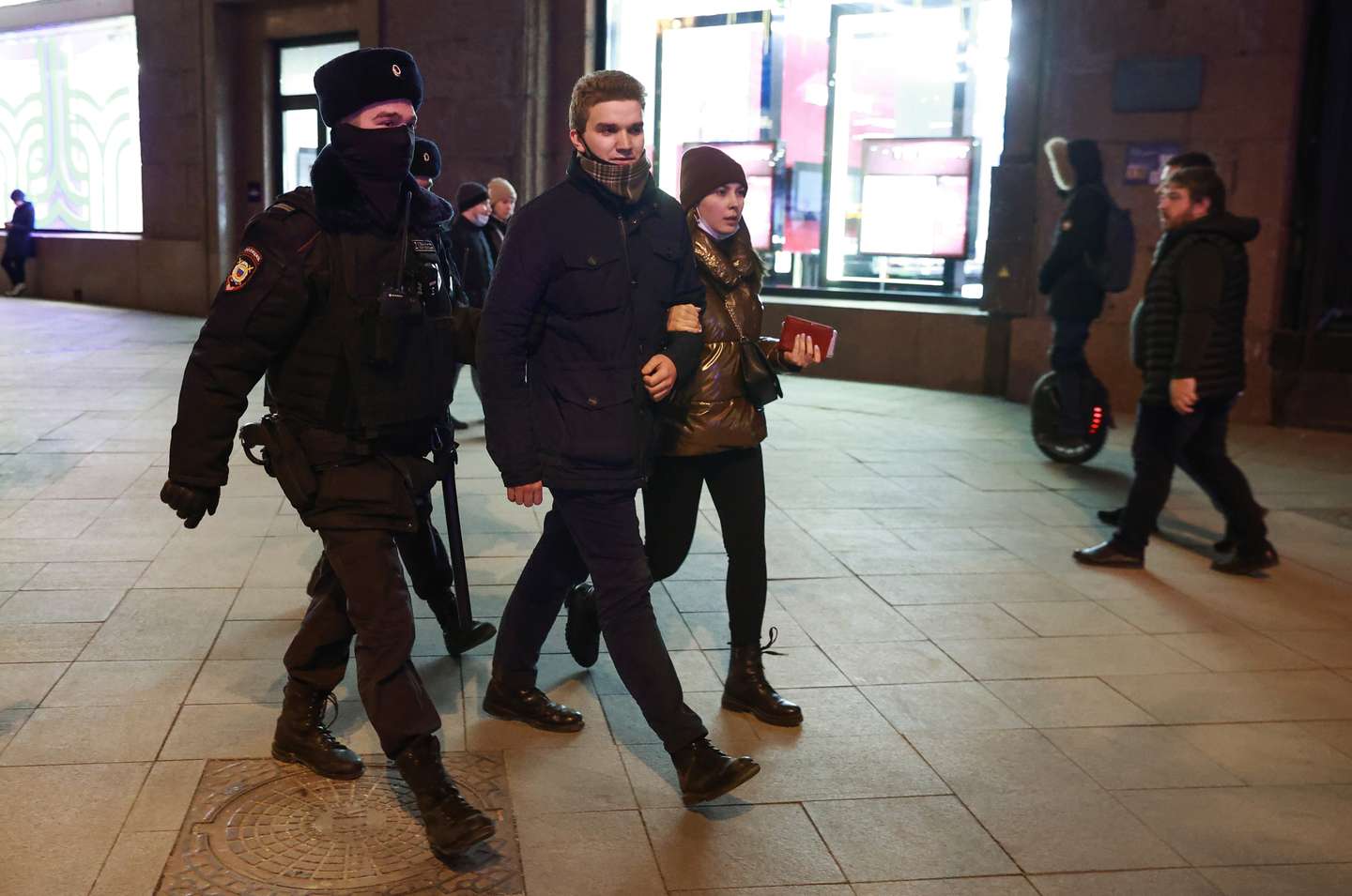 Manifestantes contra a invasão russa da Ucrânia são detidos pela polícia da Rússia, em Moscovo