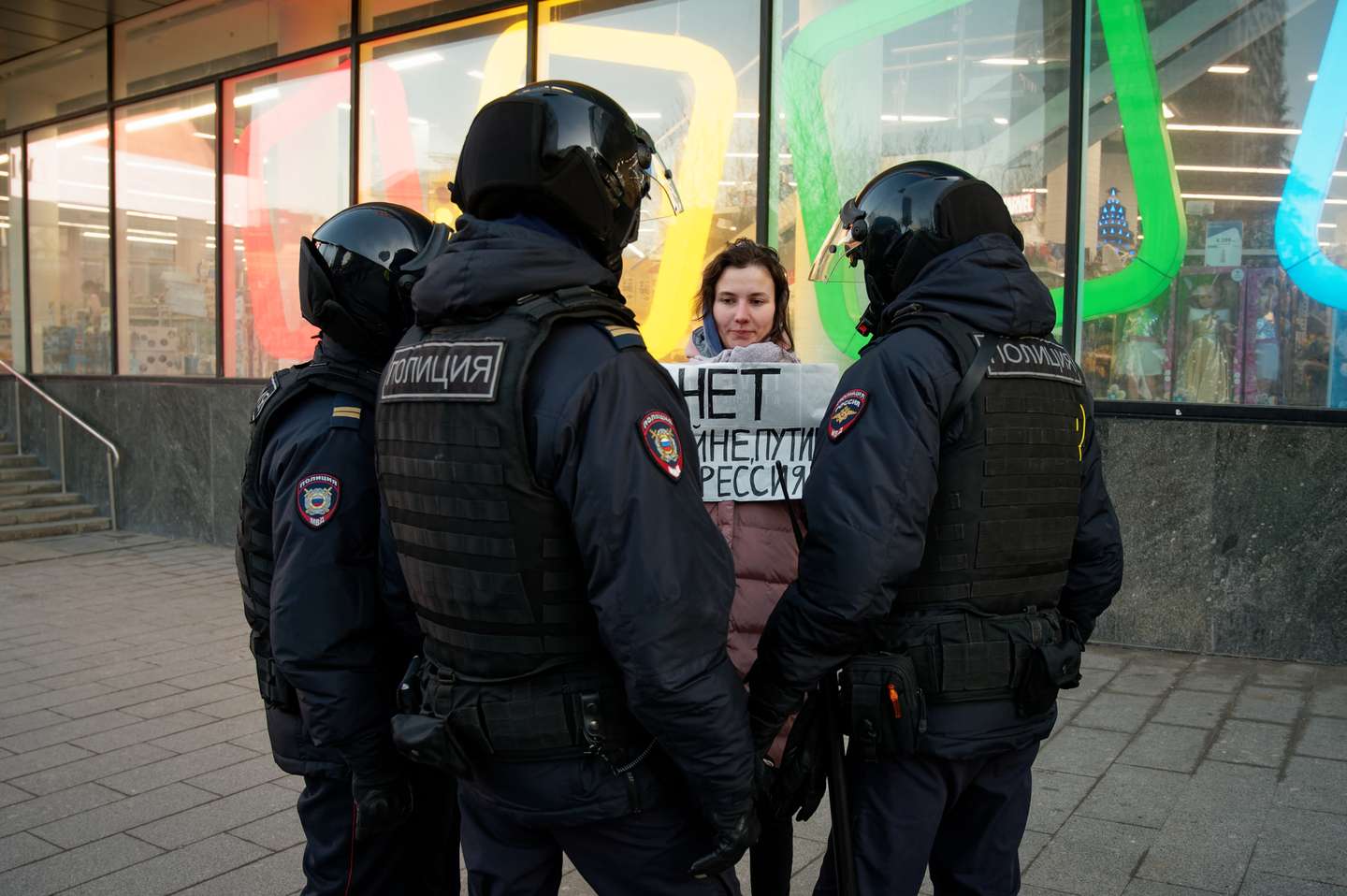 Manifestantes contra a invasão russa da Ucrânia são detidos pela polícia da Rússia, em Moscovo