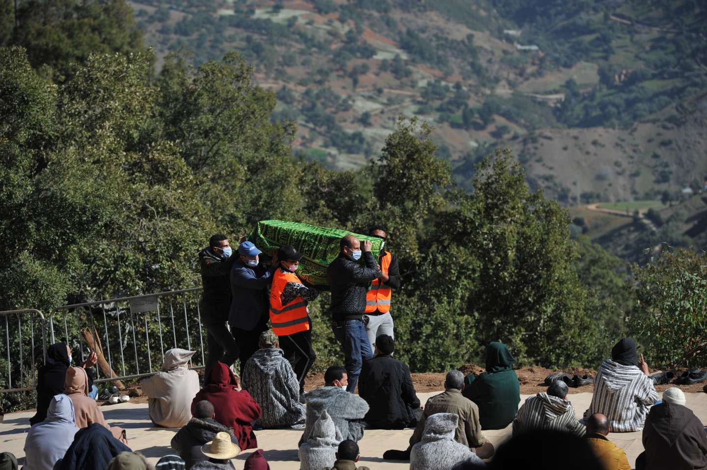 Realizou-se esta segunda-feira o funeral de Rayan, o rapaz de cinco anos que morreu este sábado depois de passar quatro dias preso num poço em Marrocos