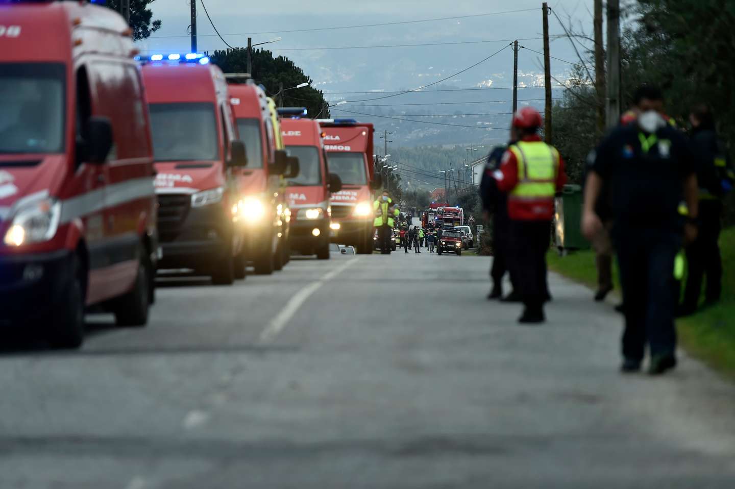 Bombeiros no local onde ocorreu um incêndio esta tarde numa casa em Vale de Madeiros, no concelho de Nelas, seguido de explosões, e que provocou vários feridos, Viseu, 16 de fevereiro de 2022. NUNO ANDRÉ FERREIRA/LUSA