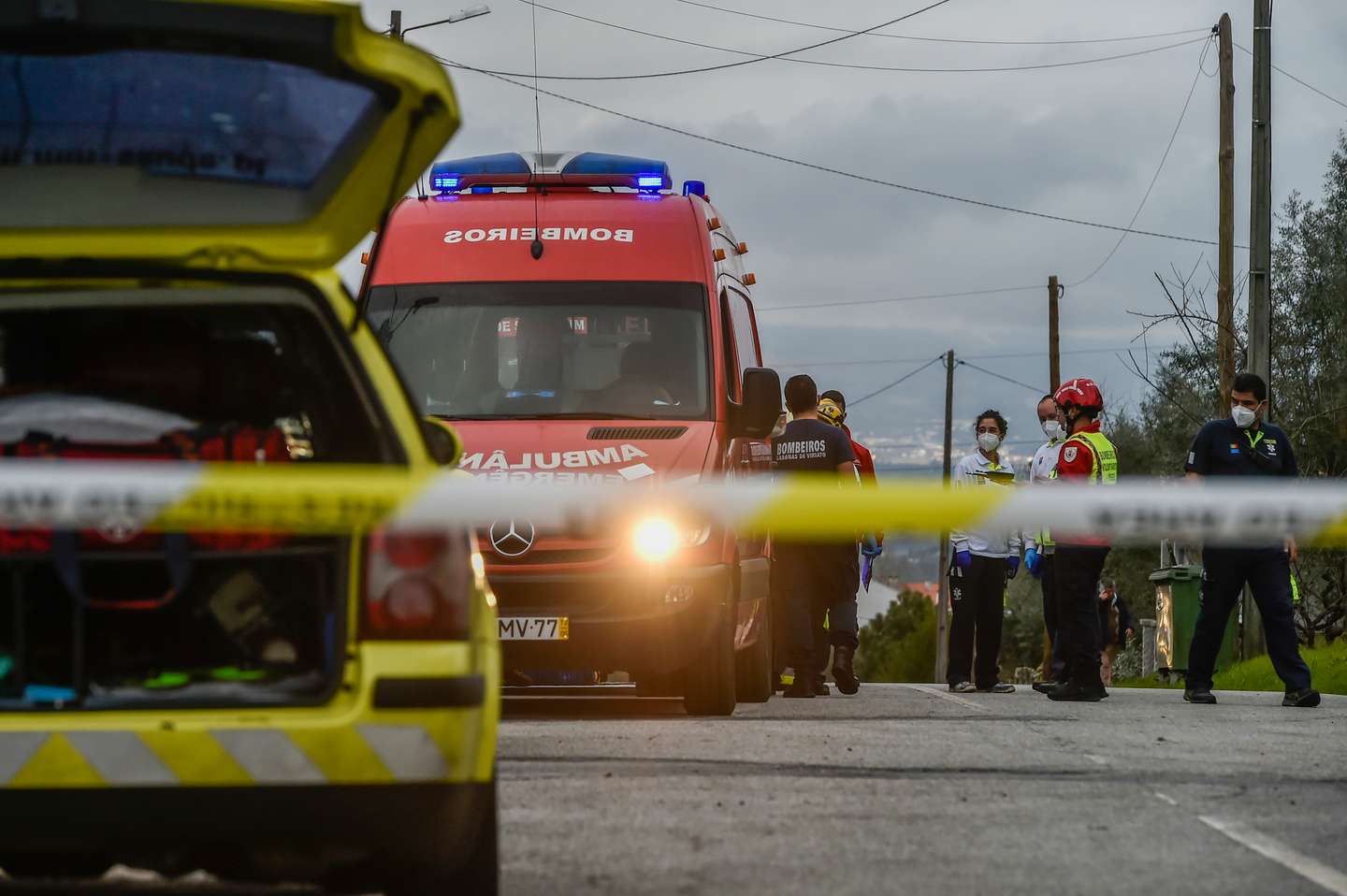 Bombeiros no local onde ocorreu um incêndio esta tarde numa casa em Vale de Madeiros, no concelho de Nelas, seguido de explosões, e que provocou vários feridos, Viseu, 16 de fevereiro de 2022. NUNO ANDRÉ FERREIRA/LUSA