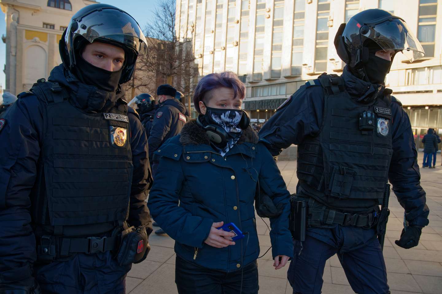 Manifestantes contra a invasão russa da Ucrânia são detidos pela polícia da Rússia, em Moscovo