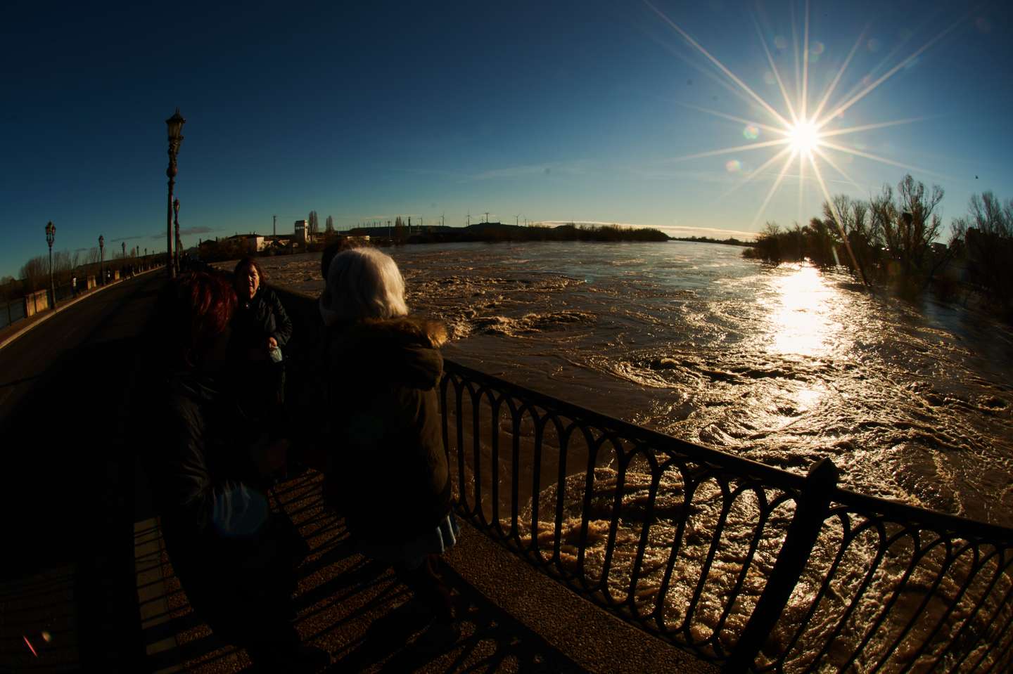 Tempestade do Norte de Espanha, na região de Navarra, destrói colheitas e faz subir o rio Ebro