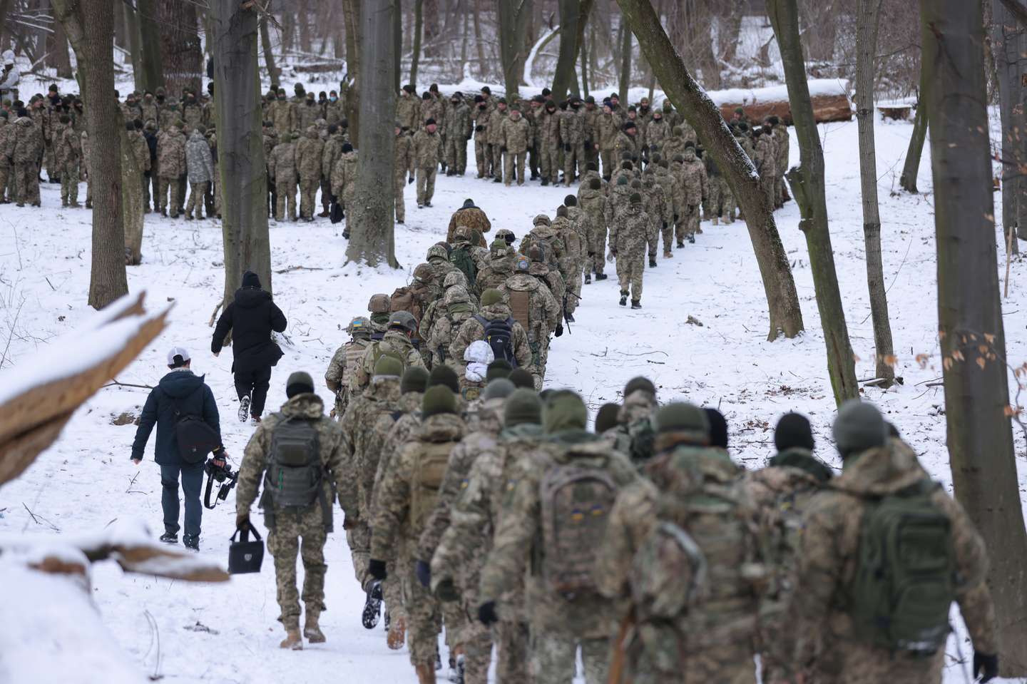 Civis ucranianos realizam treinos militares voluntários nos arredores de Kiev, na preparação de um corpo paramilitar que irá apoiar o exército ucraniano em caso de invasão por parte da Rússia