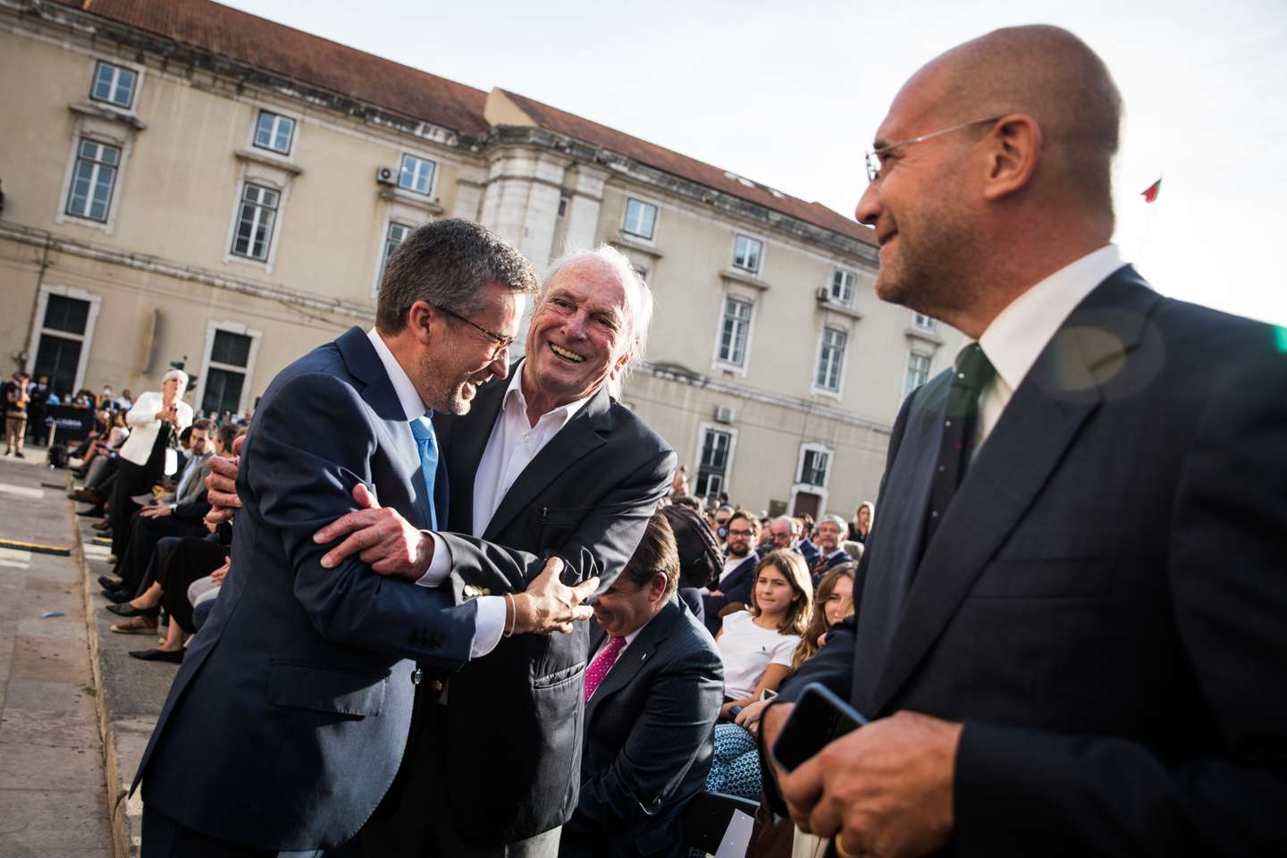 Tomada de posse do novo executivo da câmara municipal de Lisboa, liderado por Carlos Moedas, uma coligação entre os PSD e CDS. Na cerimónia estão presentes o presidente cessante Fernando Medina e Carlos Moedas, o novo presidente da câmara municipal de Lisboa.Lisboa, 18 de outubro de 2021. Cumprimento entre Carlos Moedas e Francisco Pinto Balsemão, administrador da SIC. JOÃO PORFÍRIO/OBSERVADOR