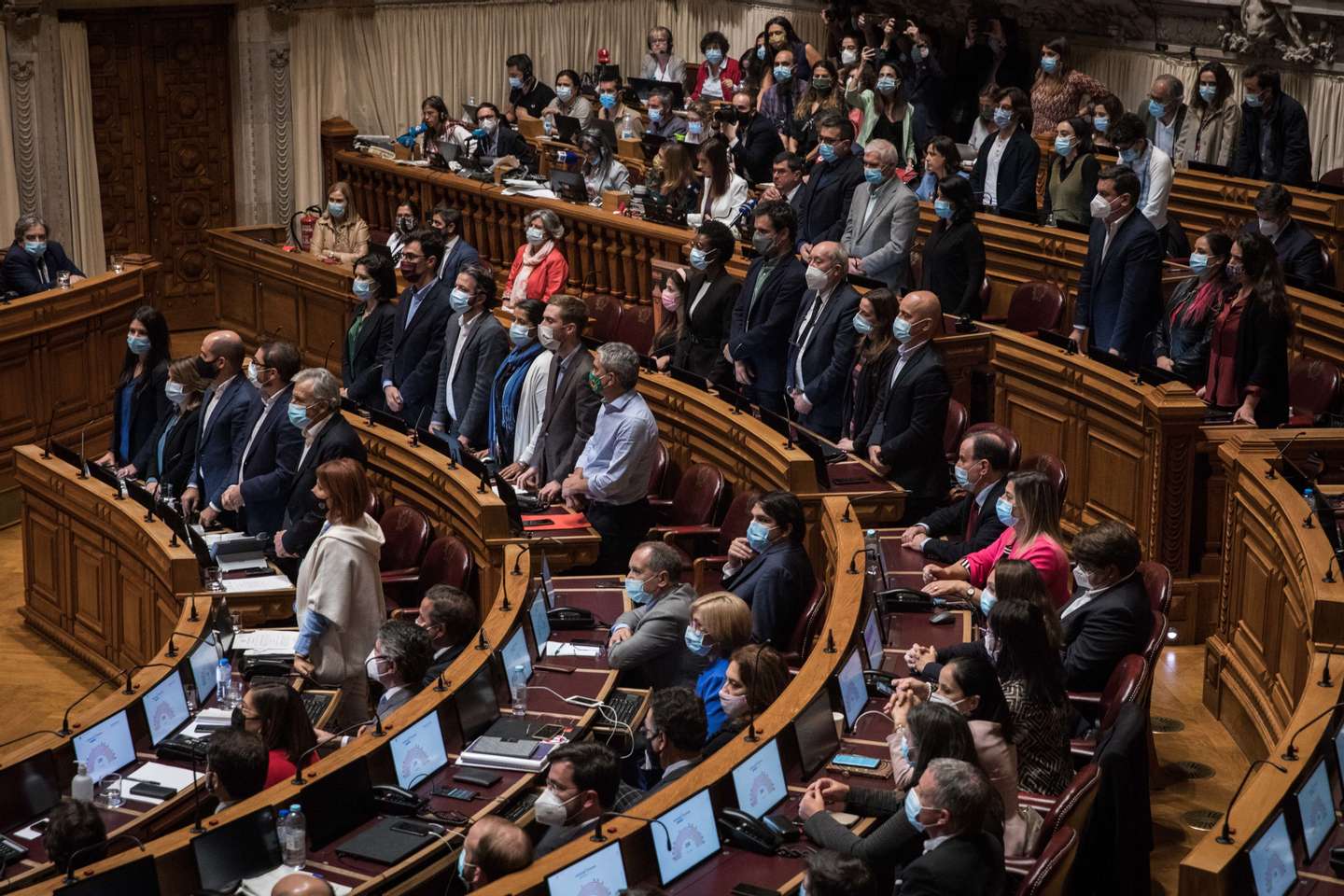 Parlamento: Debate e votação na generalidade ao Orçamento do Estado para 2022, na Assembleia da República. Bloco de Esquerda e PCP votarão contra o orçamento o que provocará a queda do Governo de António Costa e eleições antecipadas. Momento em que a direita e a esquerda chumba o orçamento do Estado do Governo. Apenas PS votou a favor. Lisboa, 27 de outubro de 2021. JOÃO PORFÍRIO/OBSERVADOR