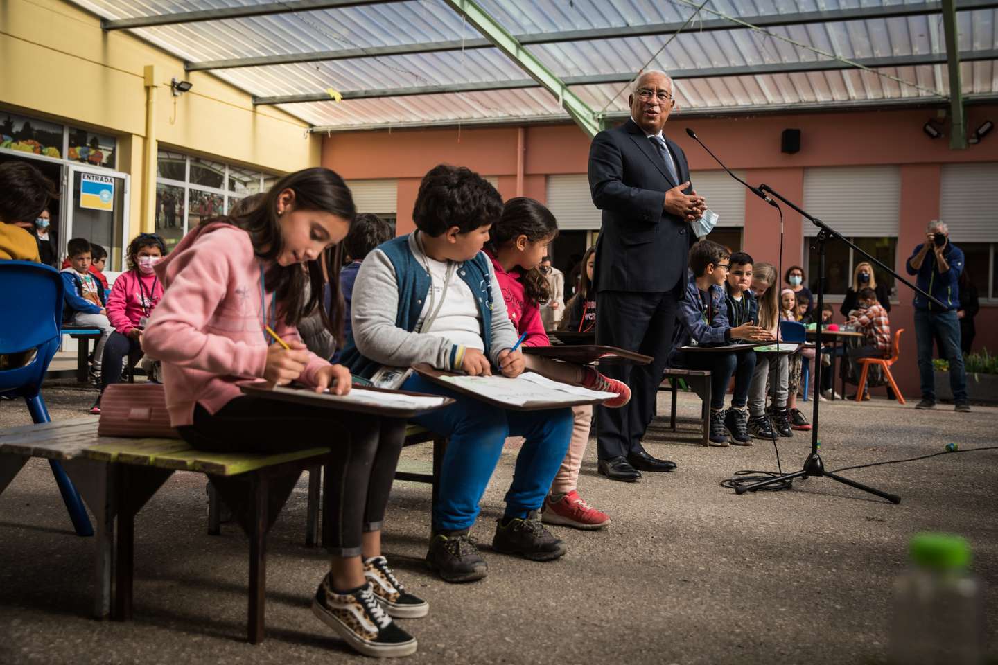 O primeiro ministro António Costa, (C) acompanhado pelo ministro da Educação Tiago Brandão Rodrigues (E), visita a Escola Básica Integrada Fernando Casimiro Pereira da Silva, no âmbito da Abertura Oficial das Comemorações do Centenário de José Saramago,16 novembro 2021 em Rio Maior. JOÃO PORFÍRIO/OBSERVADOR
