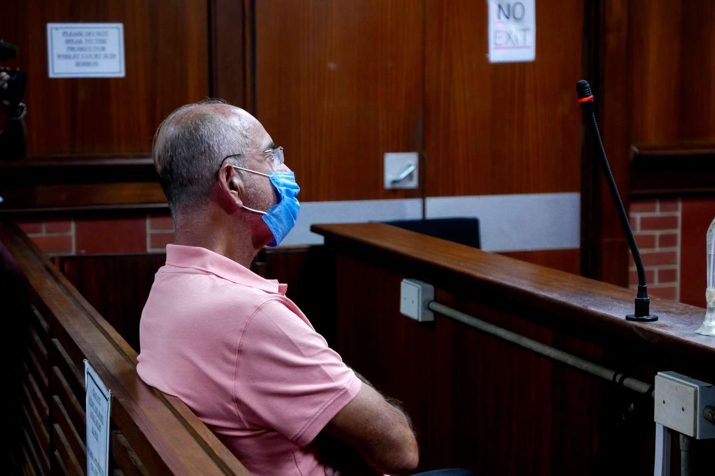 O ex-banqueiro João Rendeiro no Tribunal de Verulam, onde esteve presente perante um juiz pela primeira vez desde que foi detido no sábado, nos subúrbios de Durban, África do Sul, 13 de dezembro de 2021. João Rendeiro foi preso no sábado, num hotel em Durban, na província sul-africana do KwaZulu-Natal, numa operação que resultou da cooperação entre as polícias portuguesa, angolana e sul-africana. LUÍS MIGUEL FONSECA/LUSA
