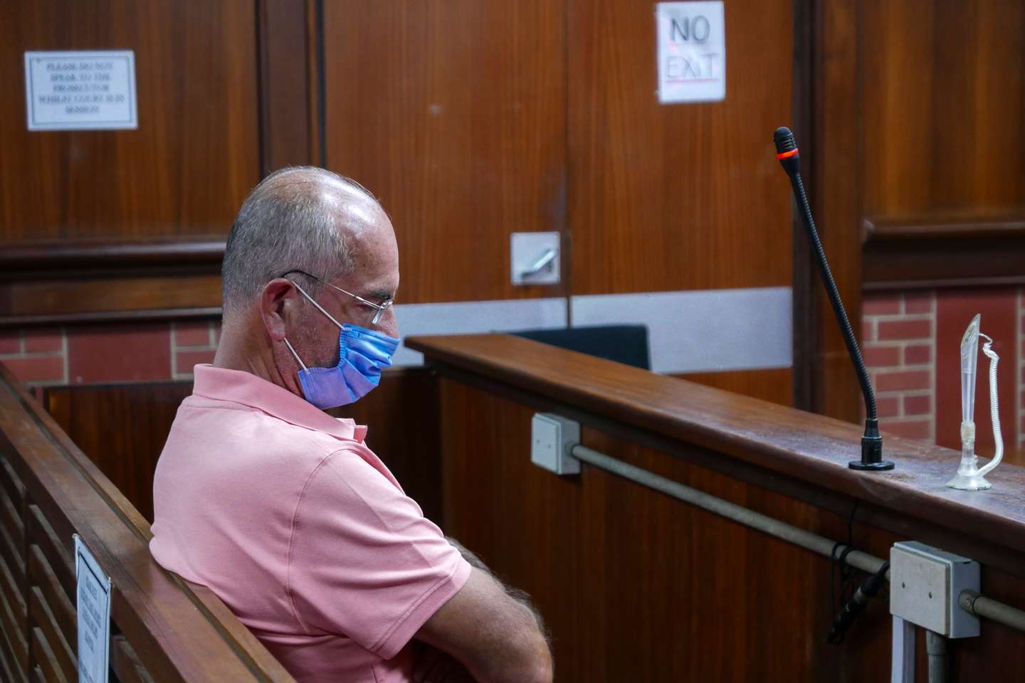 O ex-banqueiro João Rendeiro no Tribunal de Verulam, onde esteve presente perante um juiz pela primeira vez desde que foi detido no sábado, nos subúrbios de Durban, África do Sul, 13 de dezembro de 2021. João Rendeiro foi preso no sábado, num hotel em Durban, na província sul-africana do KwaZulu-Natal, numa operação que resultou da cooperação entre as polícias portuguesa, angolana e sul-africana. LUÍS MIGUEL FONSECA/LUSA