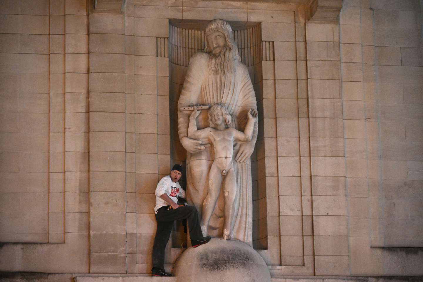 Homem danifica estátua na sede da BBC criada pelo artista, e pedófilo, Eric Gill