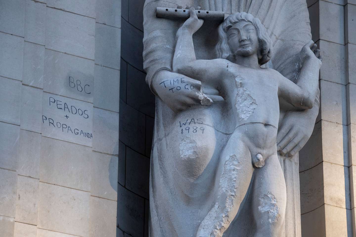 Homem danifica estátua na sede da BBC criada pelo artista, e pedófilo, Eric Gill