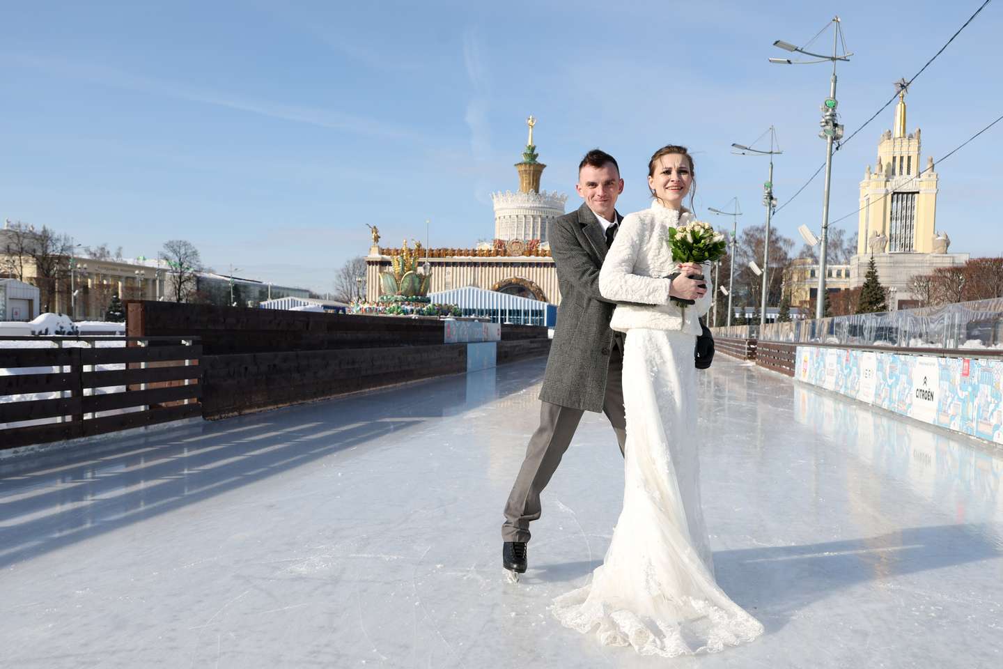 Celebração do Dia de São Valentim, também conhecido como Dia dos Namorados, em Moscovo, Rússia. Realizam-se casamentos numa cerimónia que tem lugar num lago congelado