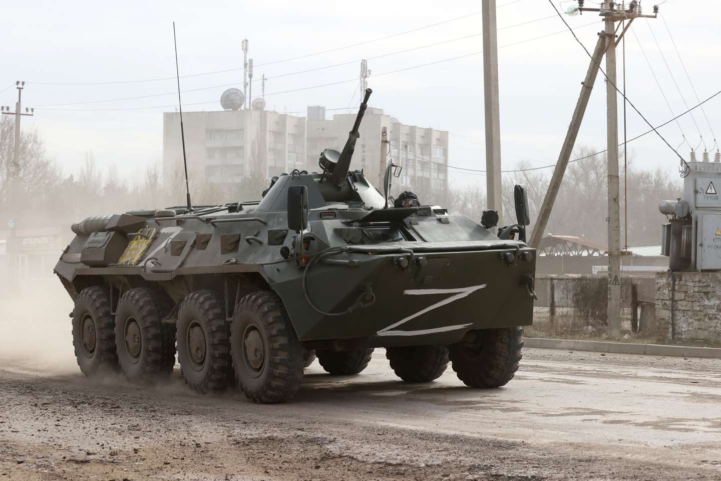 Um tanque russo a deslocar-se no norte da Crimeia