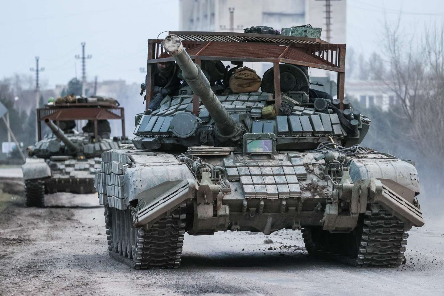 Tanques russos deslocam-se no norte da Crimeia