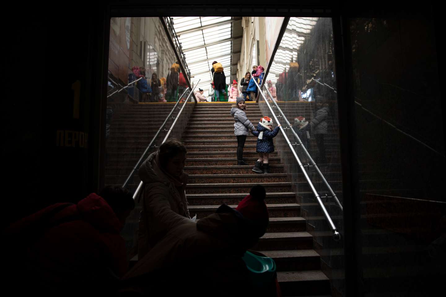Reportagem na Estação de Comboios de Lviv, na Ucrânia. As pessoas nesta estação esperam e desesperam por um comboio que os leve para a Polónia. Os homens têm de ficar devido à Lei Marcial que proíbe os homens entre dos 18 e os 60 anos de saírem do país. A Rússia, a mando do seu presidente, Vladimir Putin, invadiu a Ucrânia no passado dia 24 de fevereiro de 2022. Lviv, Ucrânia, 25 de fevereiro de 2022. JOÃO PORFÍRIO/OBSERVADOR