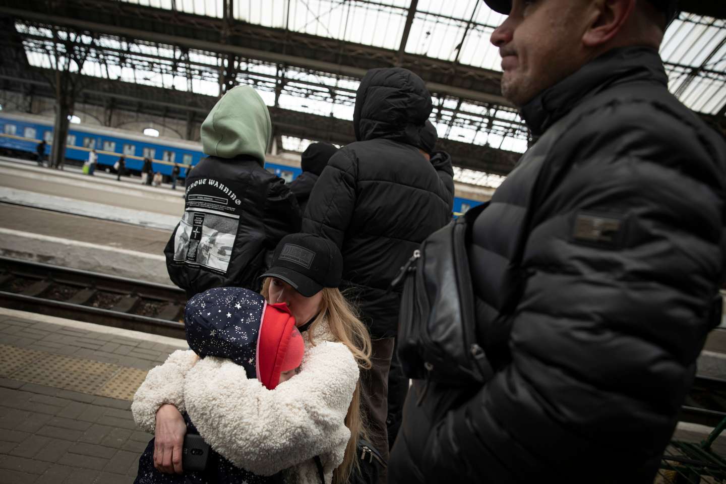 Reportagem na Estação de Comboios de Lviv, na Ucrânia. As pessoas nesta estação esperam e desesperam por um comboio que os leve para a Polónia. Os homens têm de ficar devido à Lei Marcial que proíbe os homens entre dos 18 e os 60 anos de saírem do país. A Rússia, a mando do seu presidente, Vladimir Putin, invadiu a Ucrânia no passado dia 24 de fevereiro de 2022. Lviv, Ucrânia, 25 de fevereiro de 2022. JOÃO PORFÍRIO/OBSERVADOR