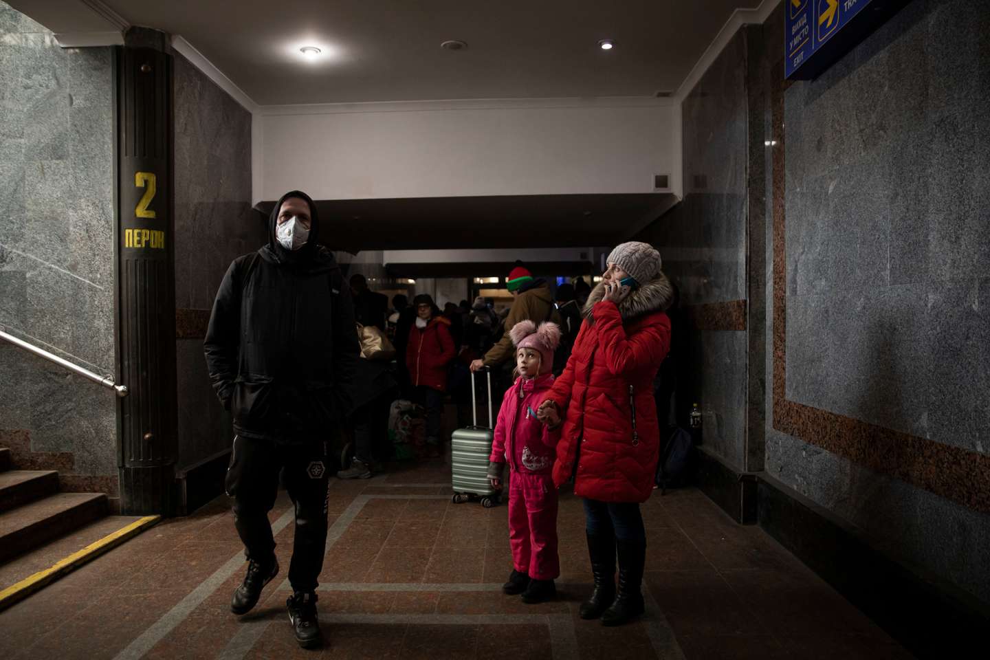 Reportagem na Estação de Comboios de Lviv, na Ucrânia. As pessoas nesta estação esperam e desesperam por um comboio que os leve para a Polónia. Os homens têm de ficar devido à Lei Marcial que proíbe os homens entre dos 18 e os 60 anos de saírem do país. A Rússia, a mando do seu presidente, Vladimir Putin, invadiu a Ucrânia no passado dia 24 de fevereiro de 2022. Lviv, Ucrânia, 25 de fevereiro de 2022. JOÃO PORFÍRIO/OBSERVADOR