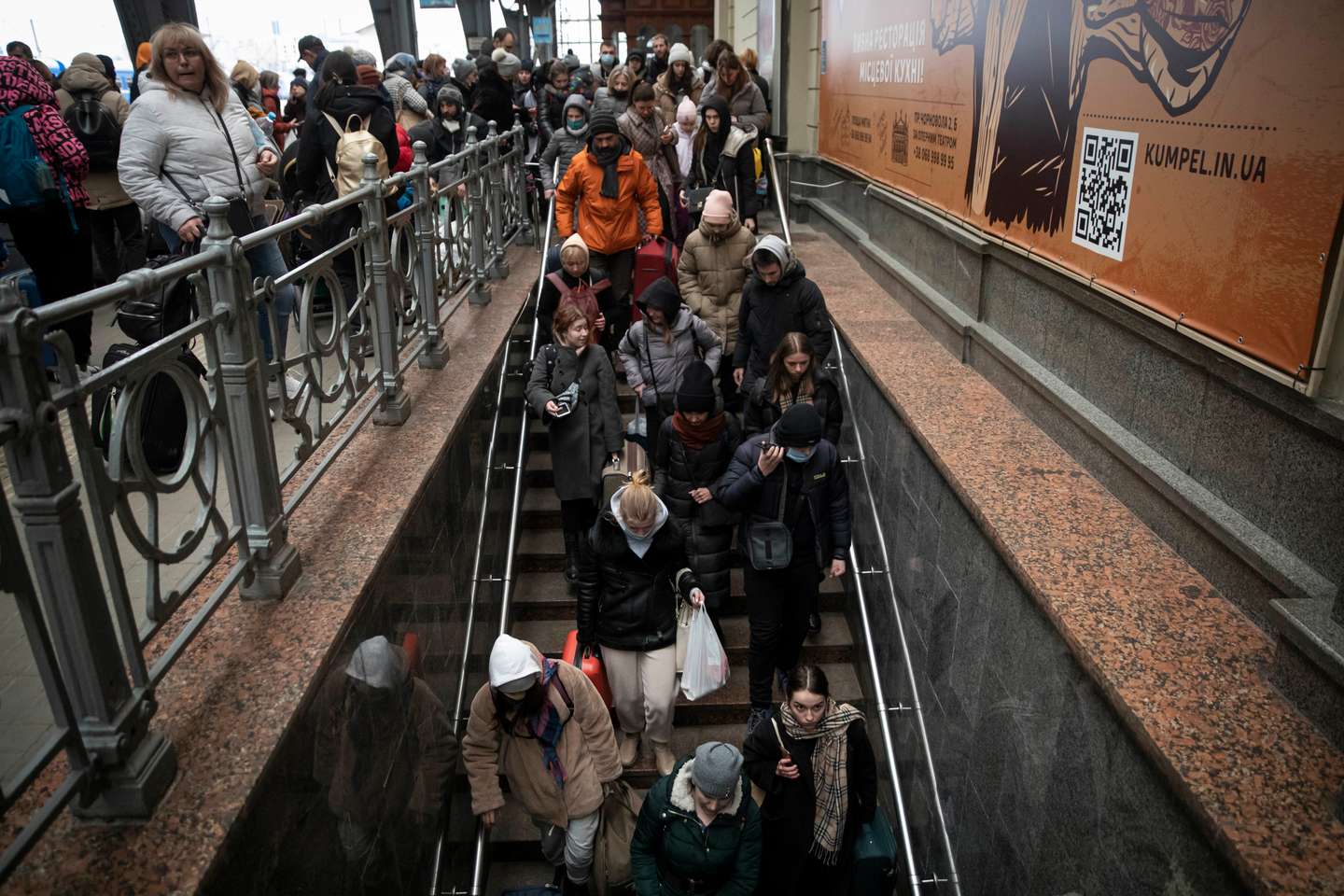 Reportagem na Estação de Comboios de Lviv, na Ucrânia. As pessoas nesta estação esperam e desesperam por um comboio que os leve para a Polónia. Os homens têm de ficar devido à Lei Marcial que proíbe os homens entre dos 18 e os 60 anos de saírem do país. A Rússia, a mando do seu presidente, Vladimir Putin, invadiu a Ucrânia no passado dia 24 de fevereiro de 2022. Lviv, Ucrânia, 25 de fevereiro de 2022. JOÃO PORFÍRIO/OBSERVADOR