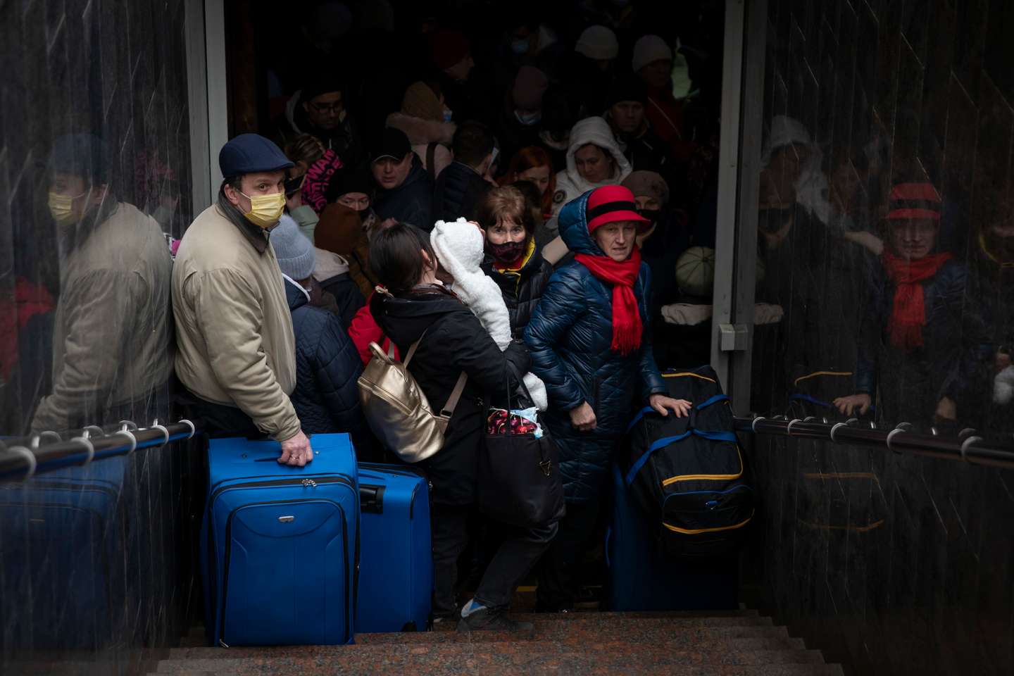 Reportagem na Estação de Comboios de Lviv, na Ucrânia. As pessoas nesta estação esperam e desesperam por um comboio que os leve para a Polónia. Os homens têm de ficar devido à Lei Marcial que proíbe os homens entre dos 18 e os 60 anos de saírem do país. A Rússia, a mando do seu presidente, Vladimir Putin, invadiu a Ucrânia no passado dia 24 de fevereiro de 2022. Lviv, Ucrânia, 25 de fevereiro de 2022. JOÃO PORFÍRIO/OBSERVADOR