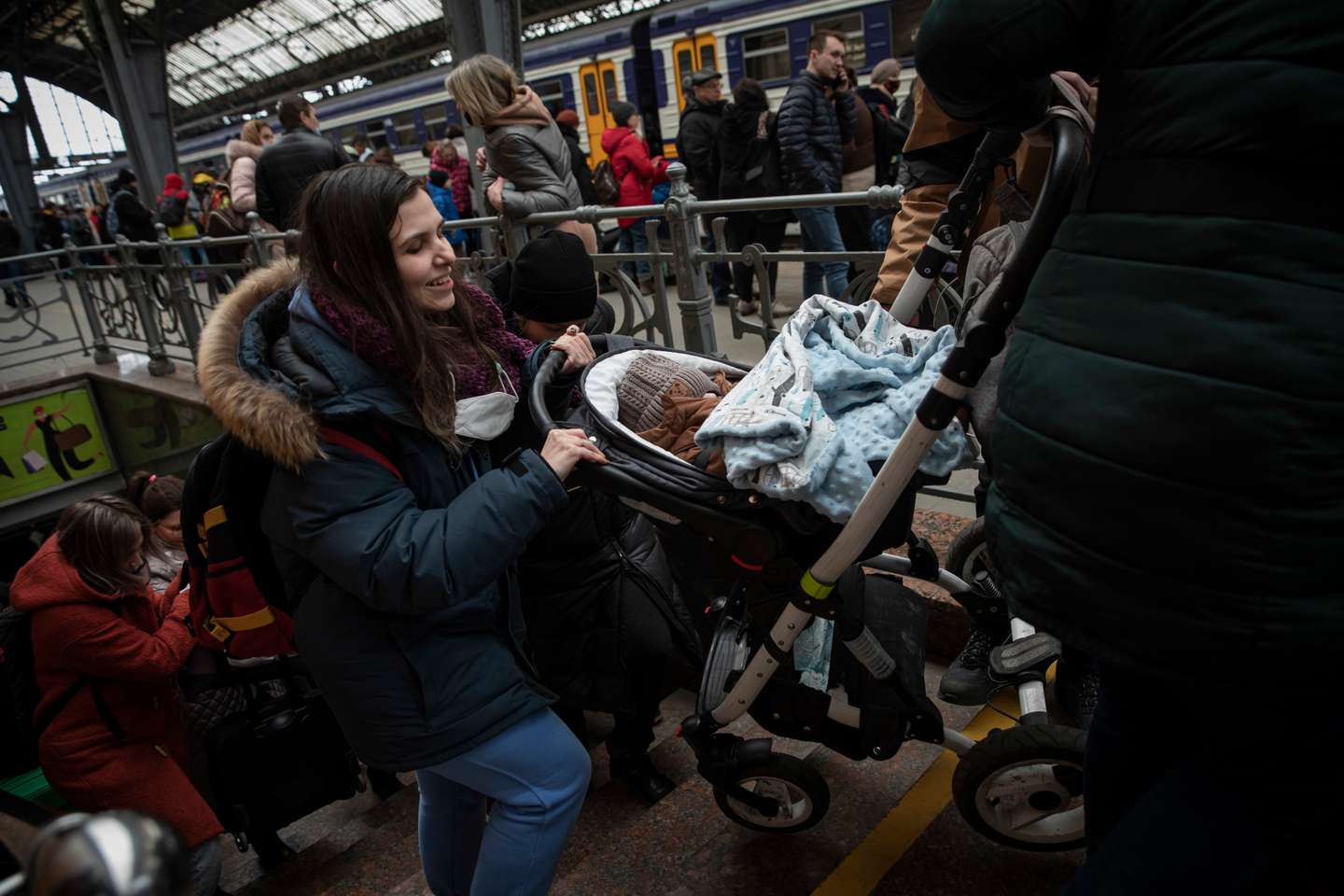 Reportagem na Estação de Comboios de Lviv, na Ucrânia. As pessoas nesta estação esperam e desesperam por um comboio que os leve para a Polónia. Os homens têm de ficar devido à Lei Marcial que proíbe os homens entre dos 18 e os 60 anos de saírem do país. A Rússia, a mando do seu presidente, Vladimir Putin, invadiu a Ucrânia no passado dia 24 de fevereiro de 2022. Lviv, Ucrânia, 25 de fevereiro de 2022. JOÃO PORFÍRIO/OBSERVADOR