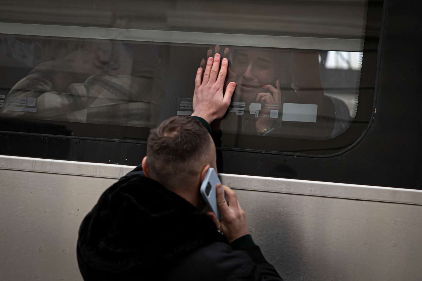 Reportagem na Estação de Comboios de Lviv, na Ucrânia. As pessoas nesta estação esperam e desesperam por um comboio que os leve para a Polónia. Os homens têm de ficar devido à Lei Marcial que proíbe os homens entre dos 18 e os 60 anos de saírem do país. A Rússia, a mando do seu presidente, Vladimir Putin, invadiu a Ucrânia no passado dia 24 de fevereiro de 2022. Lviv, Ucrânia, 25 de fevereiro de 2022. JOÃO PORFÍRIO/OBSERVADOR