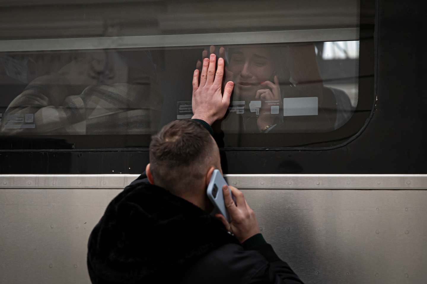 Reportagem na Estação de Comboios de Lviv, na Ucrânia. As pessoas nesta estação esperam e desesperam por um comboio que os leve para a Polónia. Os homens têm de ficar devido à Lei Marcial que proíbe os homens entre dos 18 e os 60 anos de saírem do país. A Rússia, a mando do seu presidente, Vladimir Putin, invadiu a Ucrânia no passado dia 24 de fevereiro de 2022. Lviv, Ucrânia, 25 de fevereiro de 2022. JOÃO PORFÍRIO/OBSERVADOR