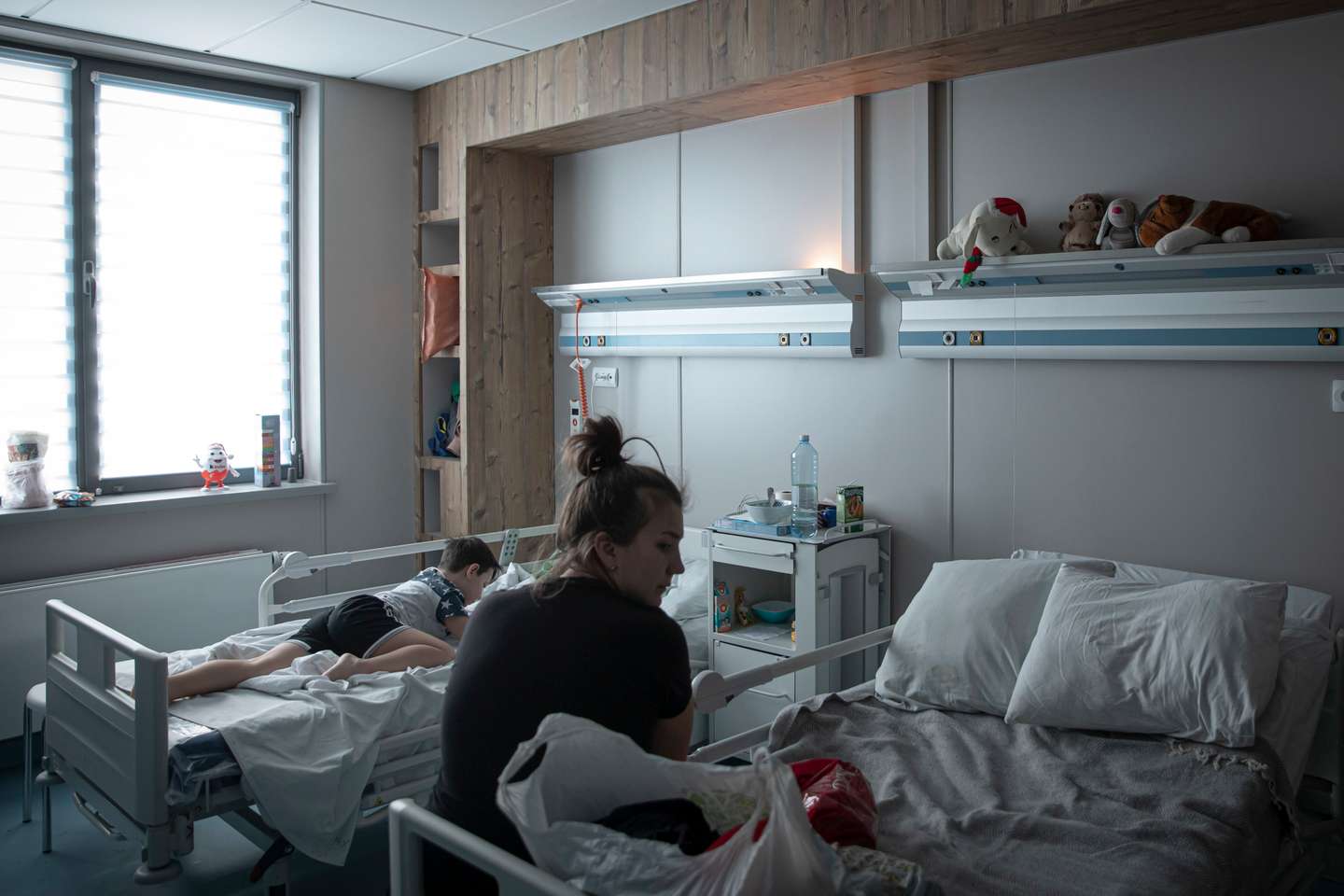 Reportagem no maior hospital pediátrico de Kiev numa altura em que estão a receber crianças que chegam feridas devido à guerra entre a Ucrânia e a Rússia. A Rússia, a mando do seu presidente, Vladimir Putin, invadiu a Ucrânia no passado dia 24 de fevereiro de 2022. Kiev, Ucrânia, 17 de março de 2022. JOÃO PORFÍRIO/OBSERVADOR