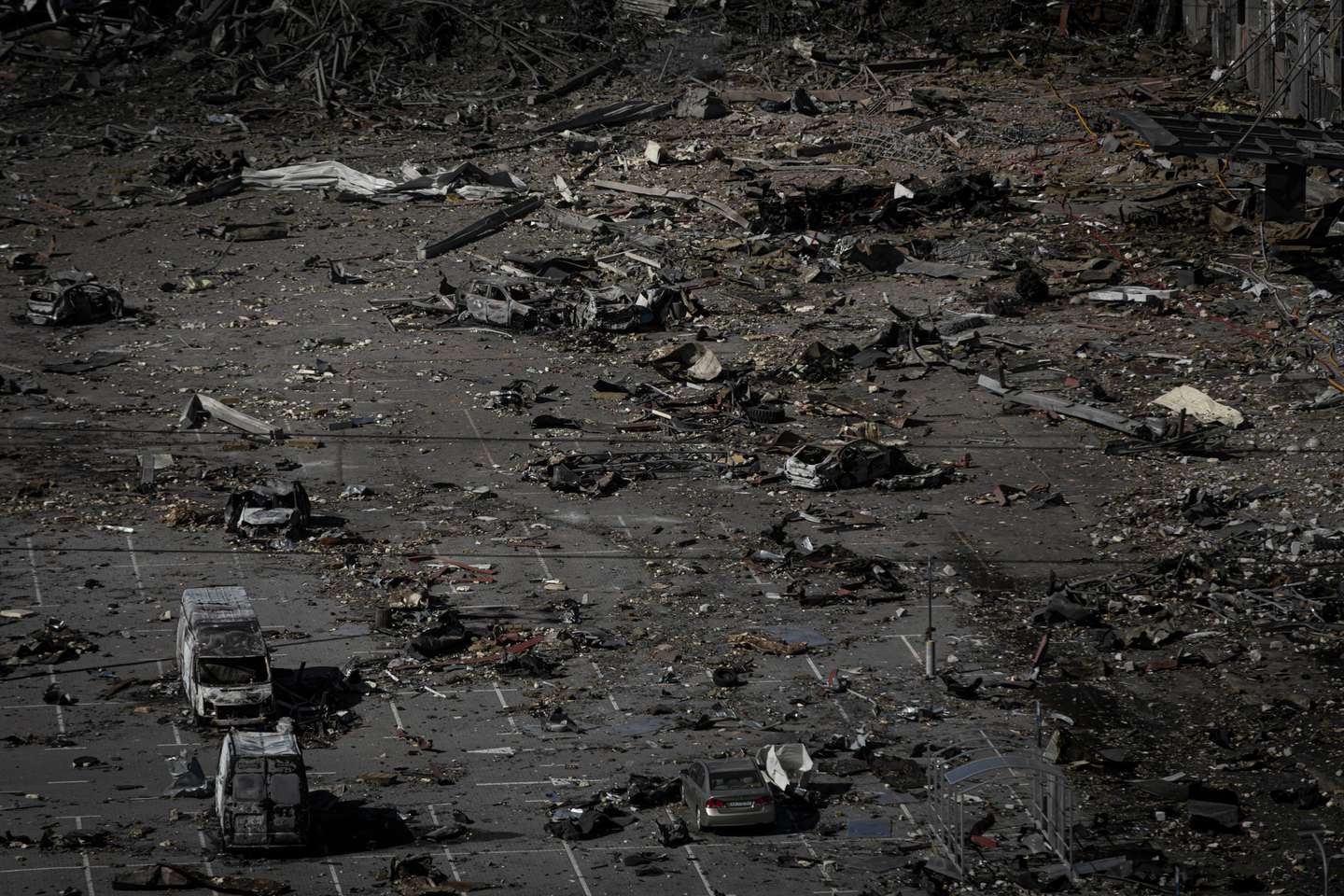 Reportagem num centro comercial que foi bombardeado a poucos quilómetros do centro da cidade que é capital da Ucrânia. Estão confirmados oito mortos. A Rússia, a mando do seu presidente, Vladimir Putin, invadiu a Ucrânia no passado dia 24 de fevereiro de 2022. Kiev, Kyiv, Ucrânia, 21 de março de 2022. JOÃO PORFÍRIO/OBSERVADOR