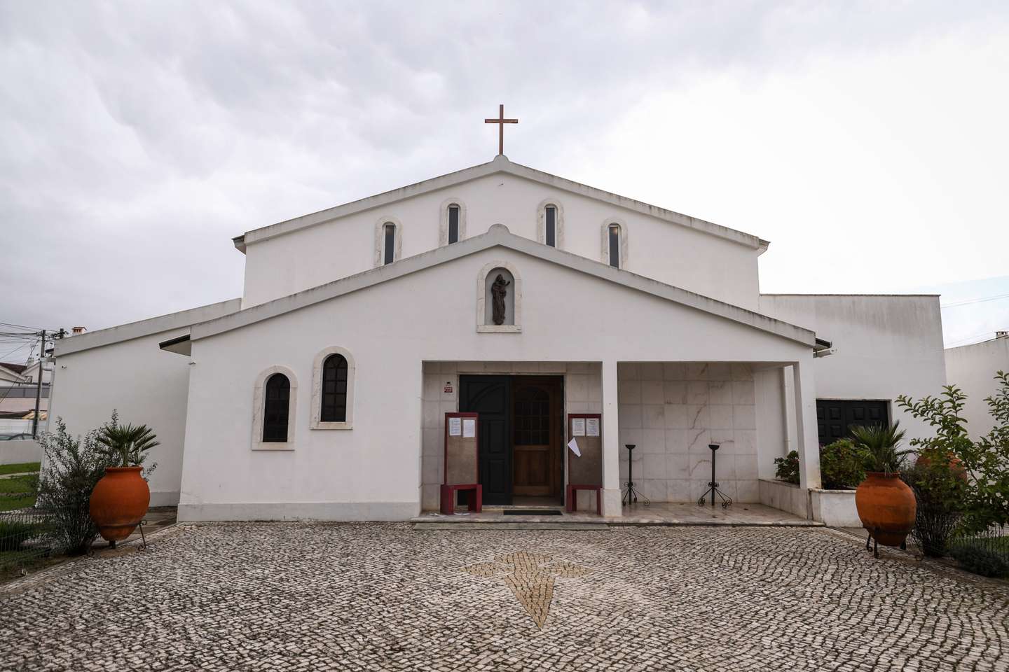 Reportagem sobre padres ucranianos que são casados. O Padre Ivan Petliak celebra missas na igreja da Quinta do Conde e mora, com a mulher e os três filhos, em Fernão Ferro. Quinta do Conde, 16 de setembro de 2024. DIOGO VENTURA/OBSERVADOR